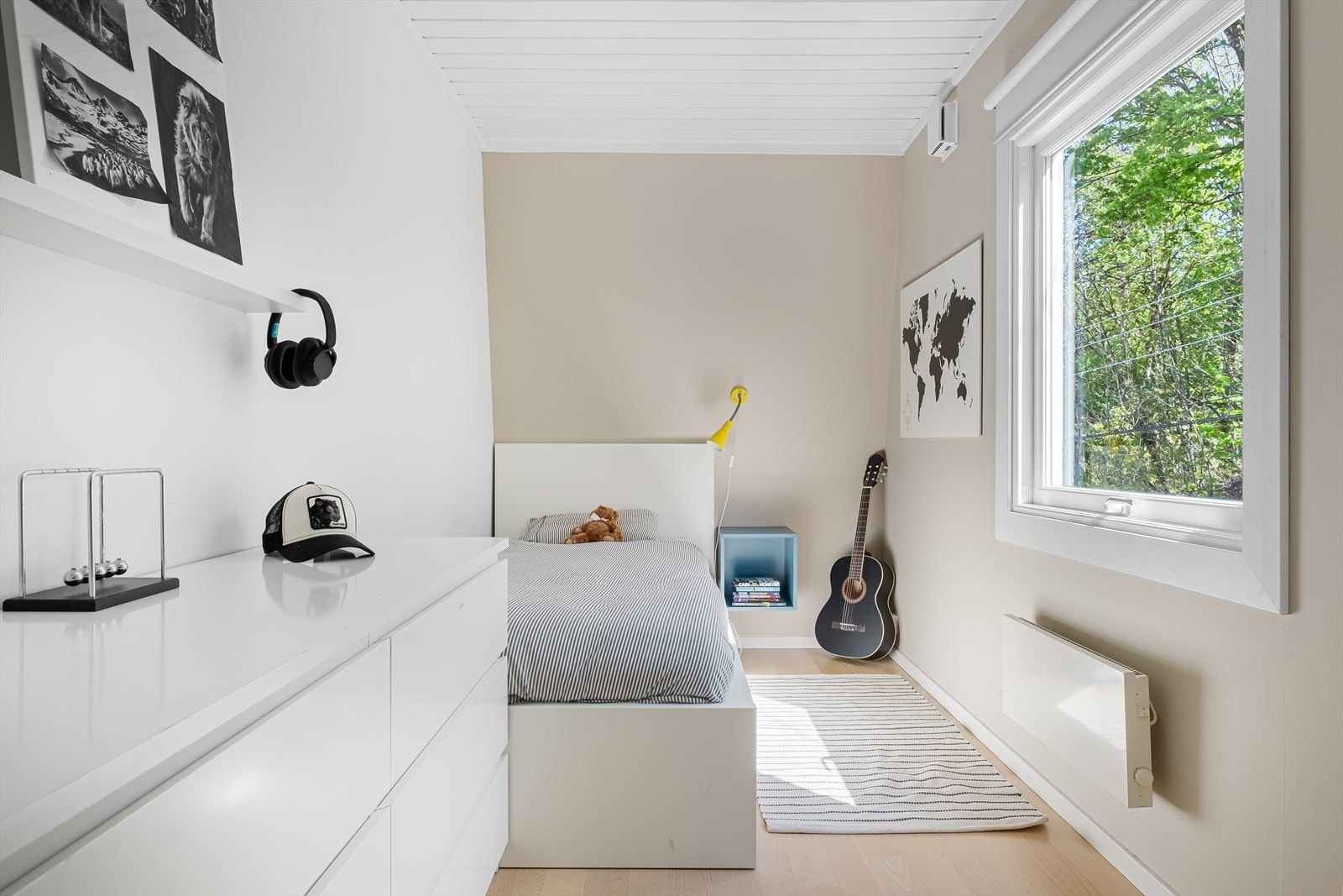 Soverom nr. 2 og 3 har garderobeløsning og godt med plass til seng, kommode eller skrivepult etc. Galleribilde