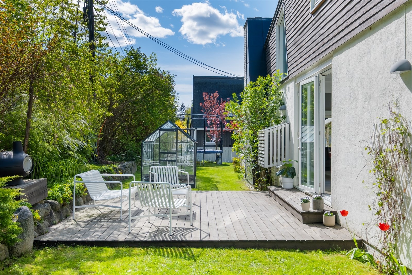 Fra kjøkkenet er det adkomst til terrasseplatting og den idylliske hagen. Galleribilde