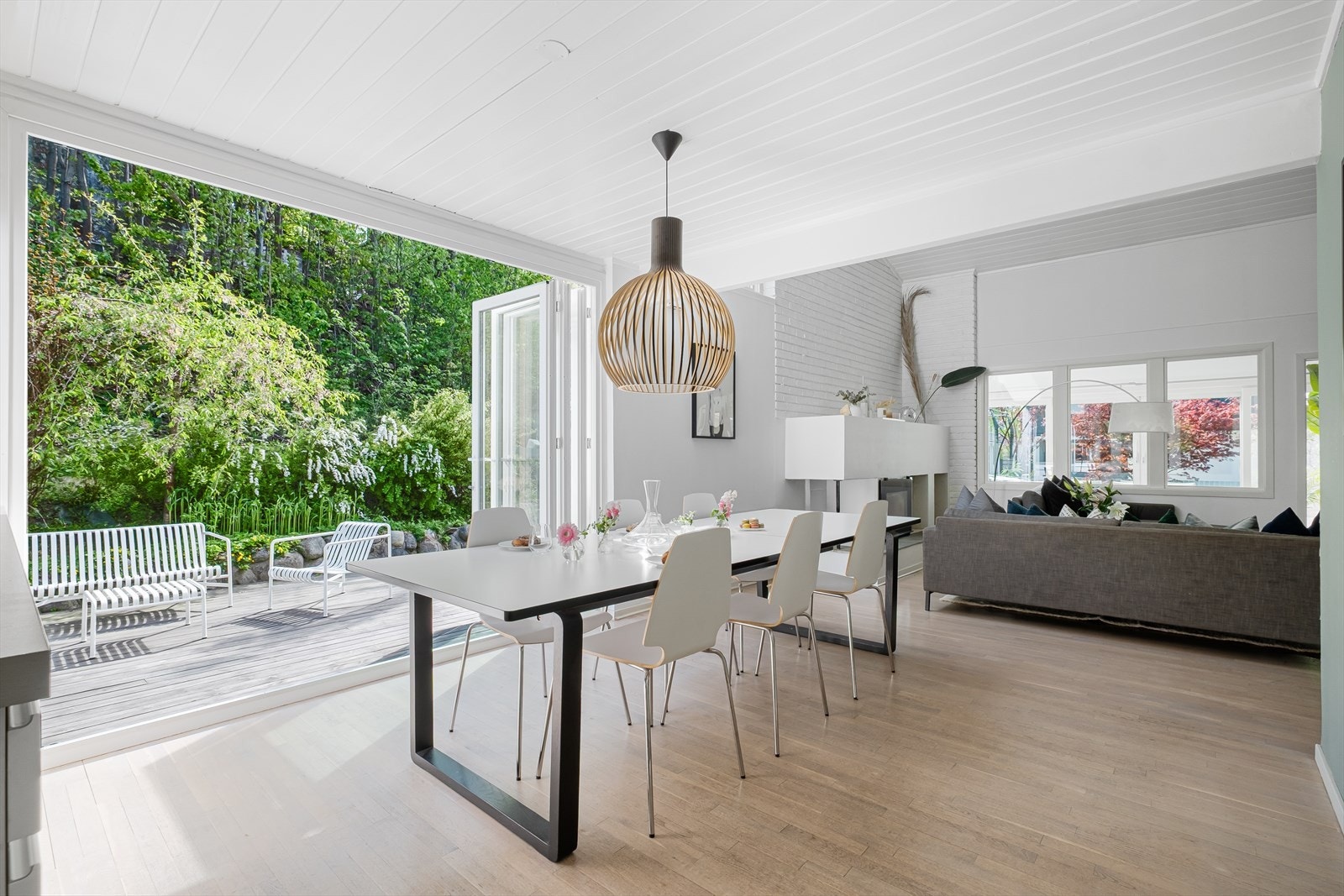 På kjøkkenet er det plass til stort spisebord - ideelt for hverdagsmåltider, middagsselskaper eller når barna gjør lekser. Galleribilde
