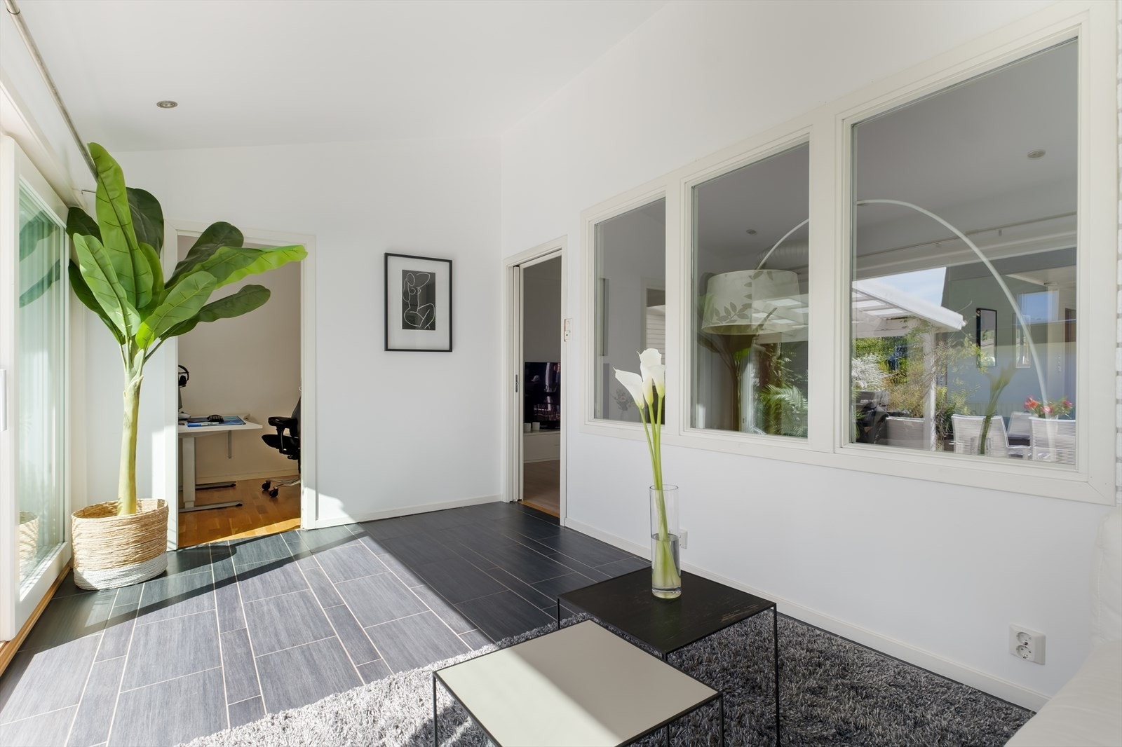 Fra stuen er det adkomst til en delikat vinterhage og ett kontor med gode møbleringsmuligheter. Galleribilde