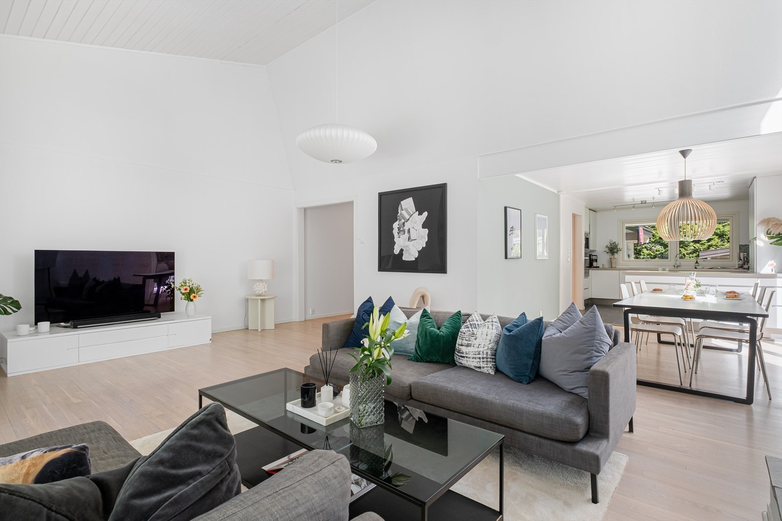 Fra entréen kommer du inn til samlingspunktet i boligen, stuen. Galleribilde