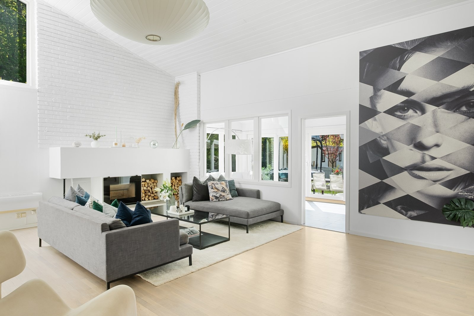I 2022 ble stuens vegger og tak malt. Galleribilde