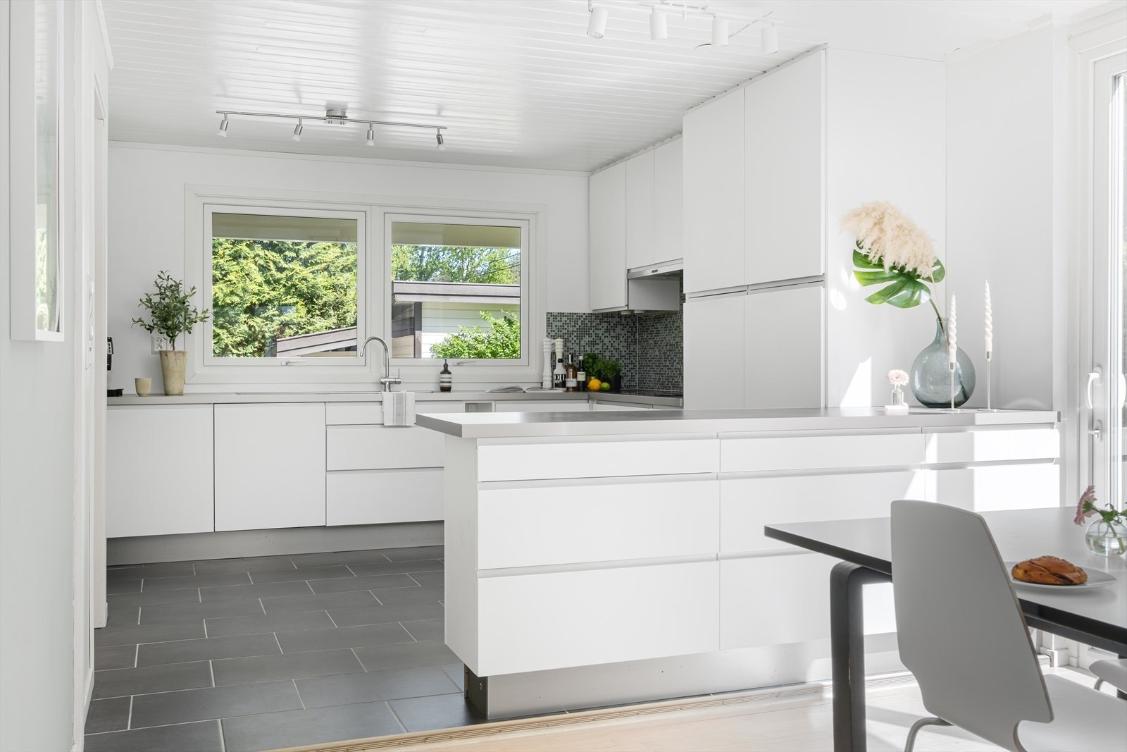 Kjøkkenet er designet og innredet med tanke på funksjonalitet, og har rikelig med skap- og benkeplass. Galleribilde