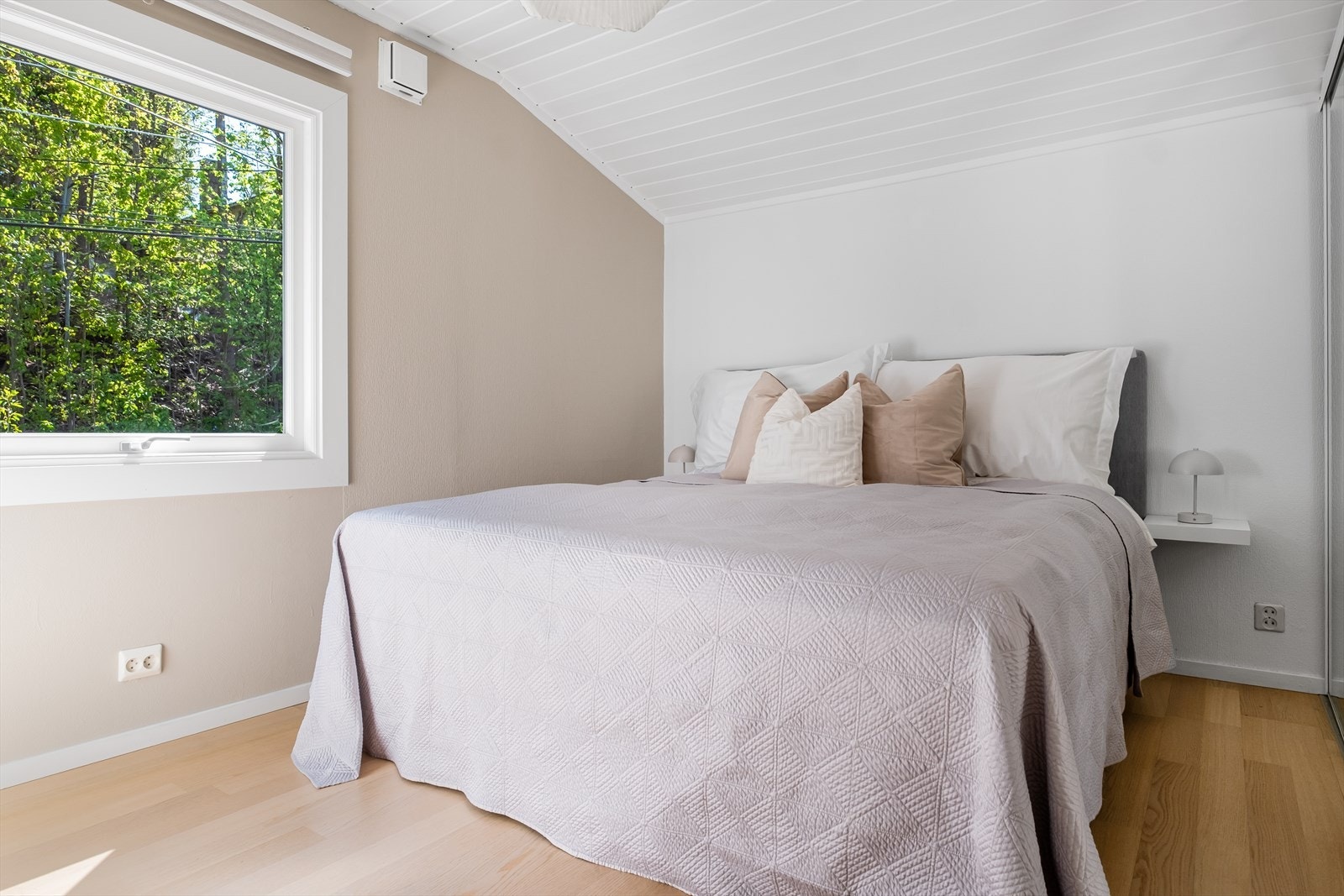 Hovedsoverommet har stor skyvedørsgarderobe og god plass til dobbeltseng, nattbord, kommode e.l. Galleribilde