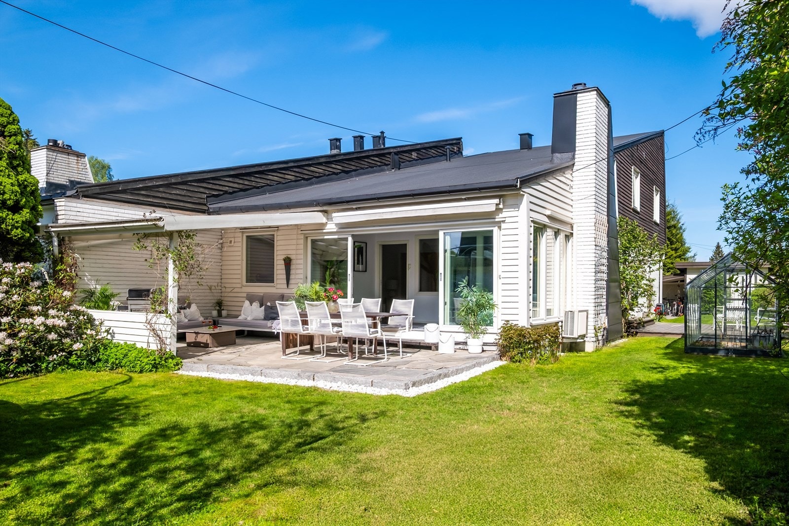 De lune og skjermede sydvestvendte terrassene blir som en forlengelse av huset på varme dager og har godt med plass til utemøblement, grill, blomster etc. Galleribilde