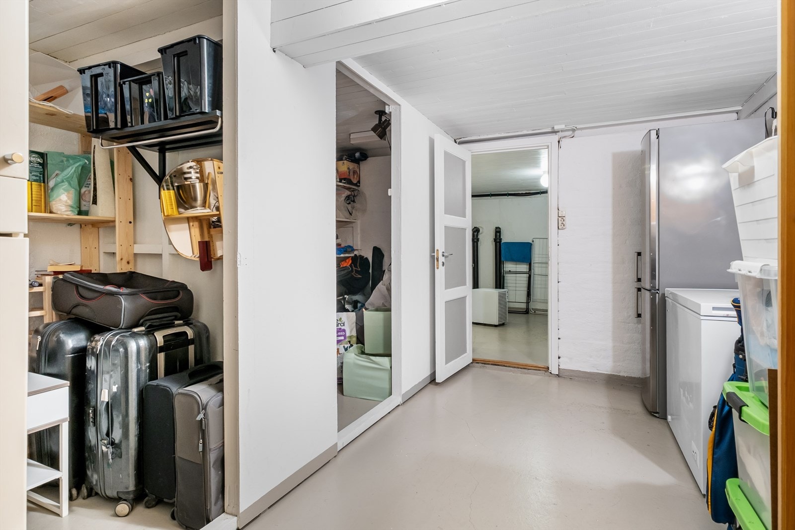I boligens kjeller finner man også tre boder. Her er det gode lagringsmuligheter. Galleribilde