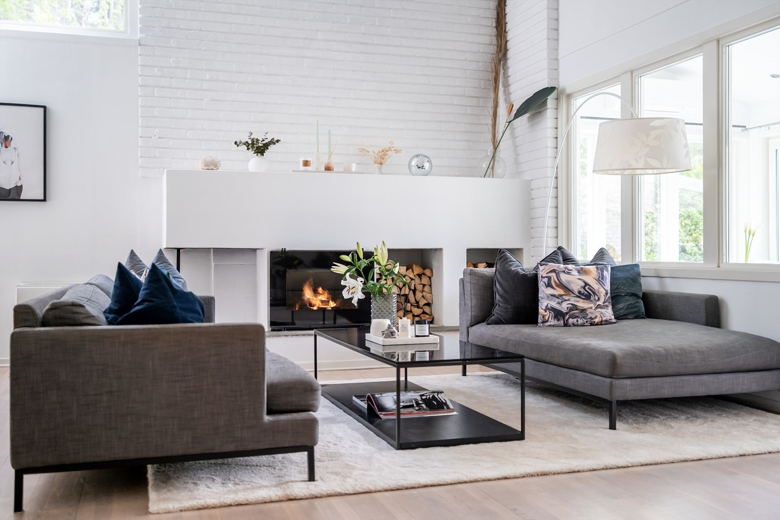 Her er det peis som bidrar til lun stemning på kjølige kvelder og god plass til flere sofagrupper med tilhørende bord og mediebenker. Galleribilde