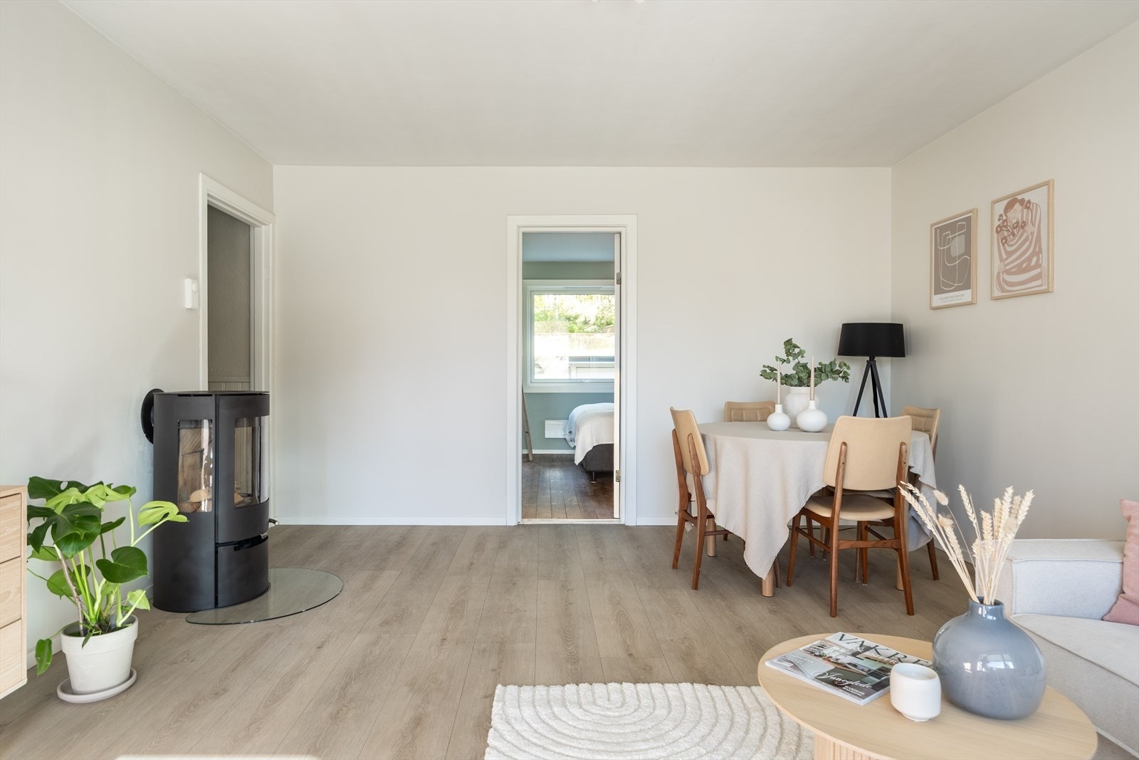 Stuen er av god størrelse og har plass til spisebord Galleribilde