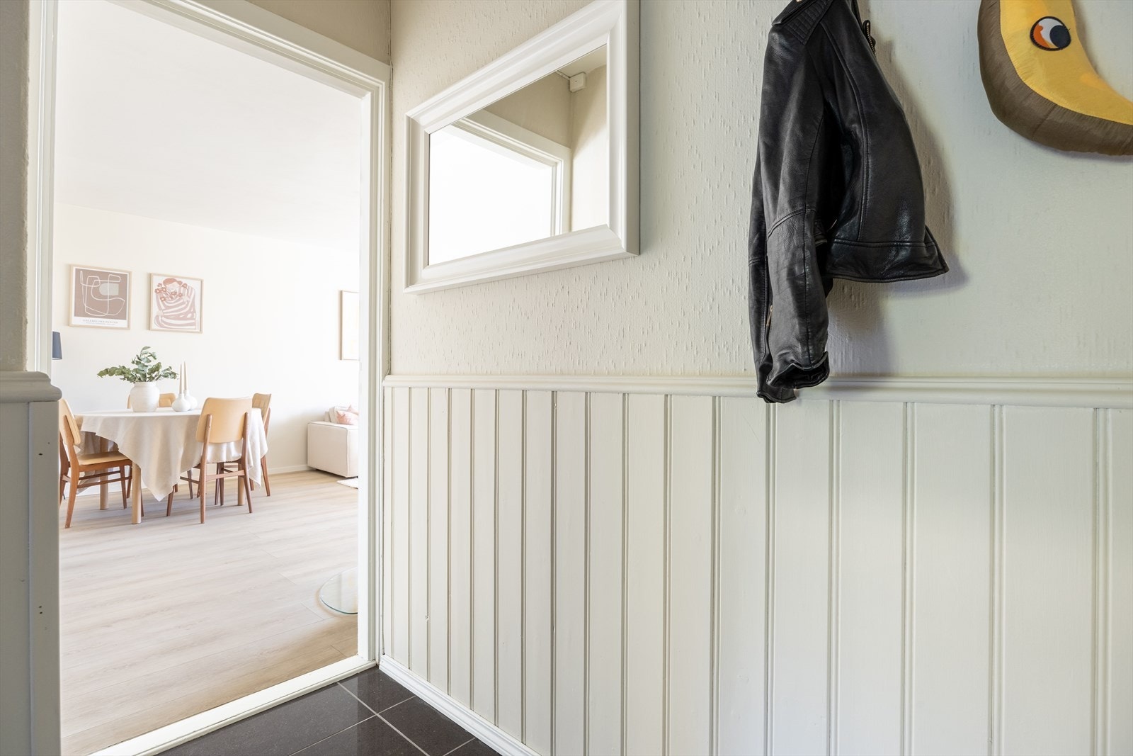 Flislagt entrè med god plass til å henge fra seg yttertøy og sette fra seg sko Galleribilde