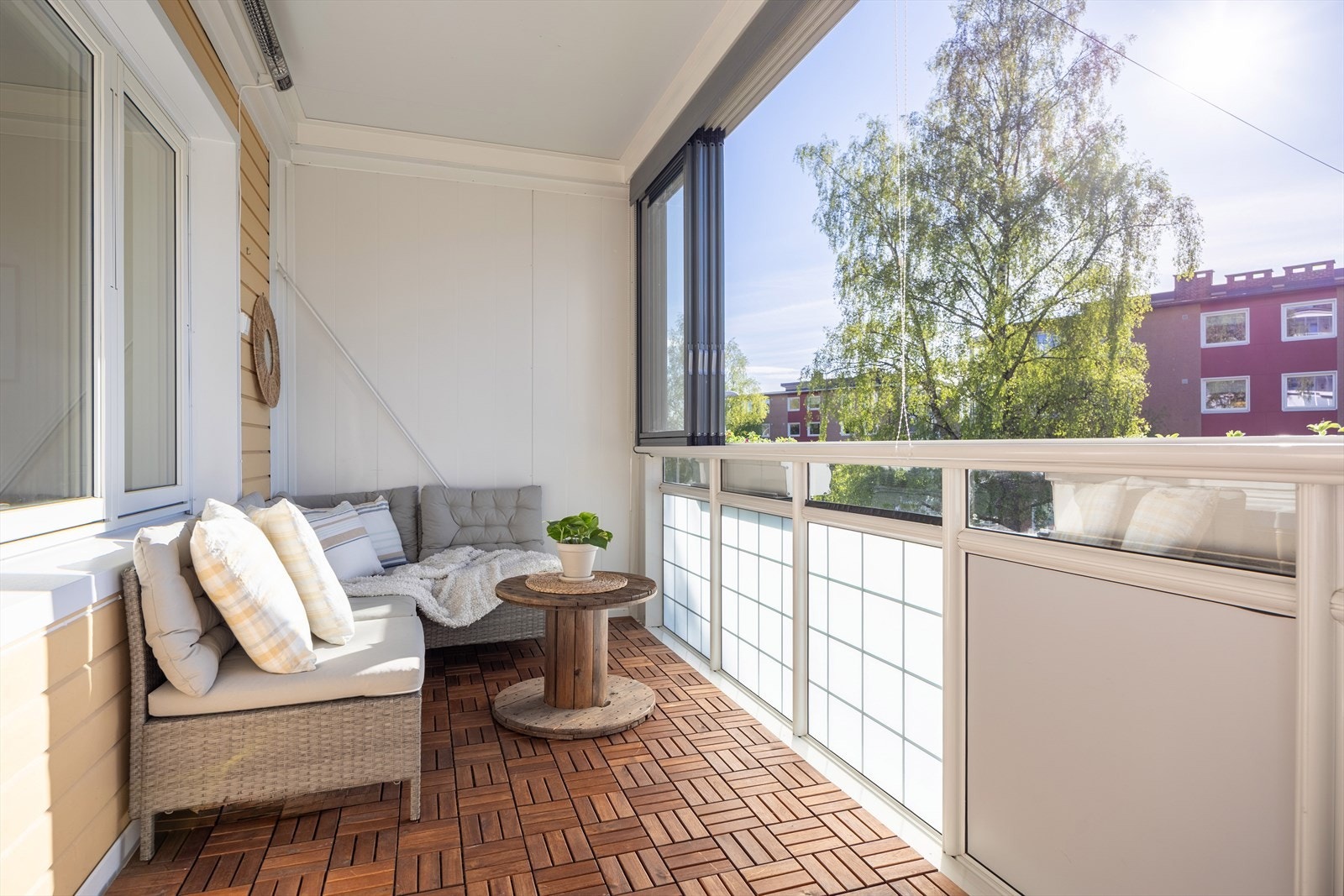 Nordvestvendt innglasset balkong på 8,5 kvm med gode solforhold Galleribilde