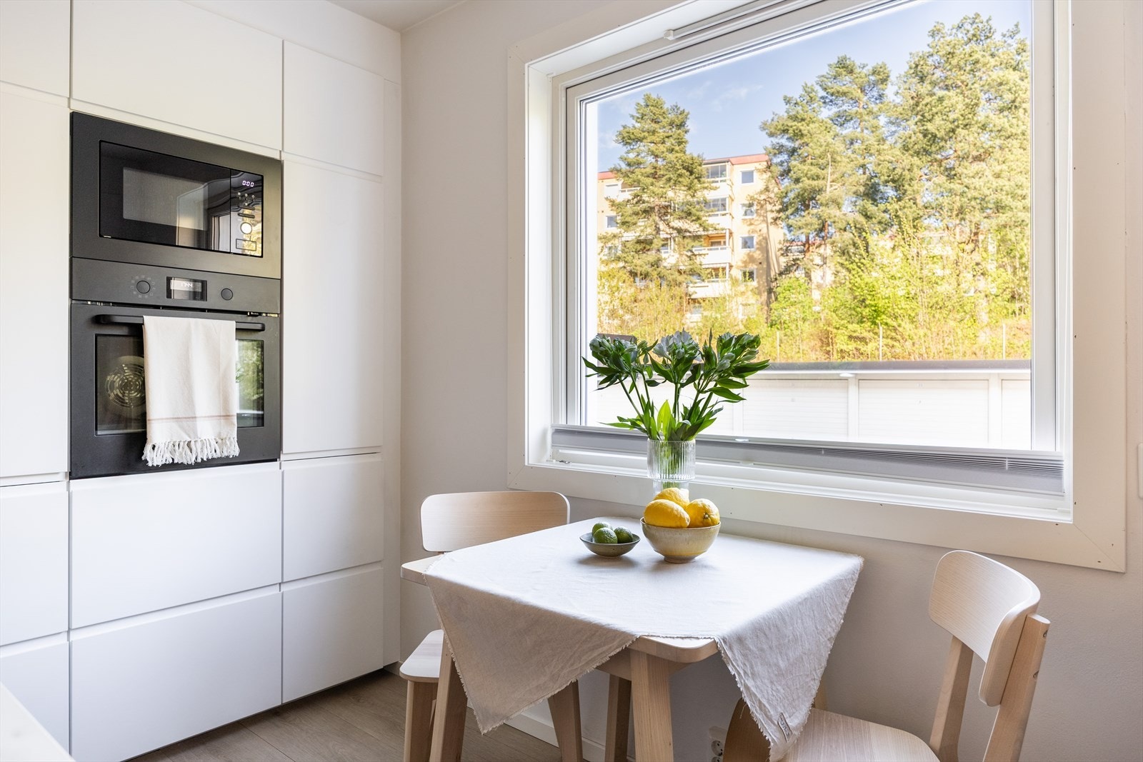 Lys og tidløs innredning med god skap- og benkeplass Galleribilde