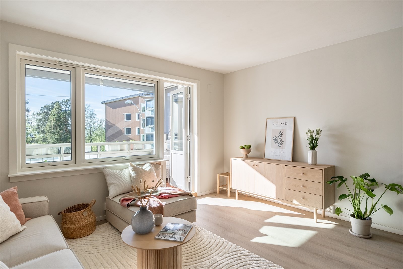 Det ble i 2022 lagt ny laminat i stue og kjøkken Galleribilde