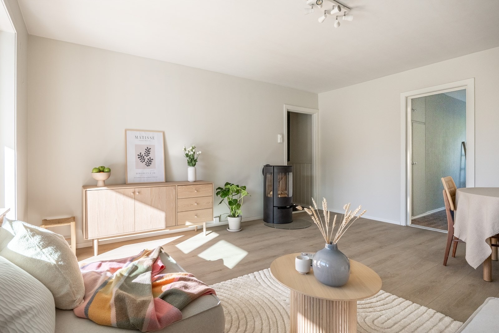 Det ble i 2023 montert ny peis som avgir masse kos og varme Galleribilde