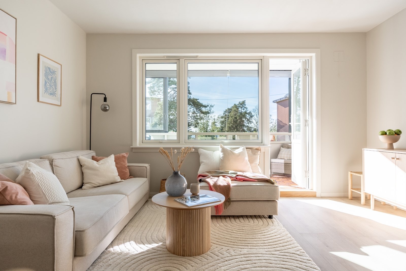 Leiligheten har store vindusflater som slipper inn godt med lys. Vinduene og balkongdøren er fra 2019 Galleribilde