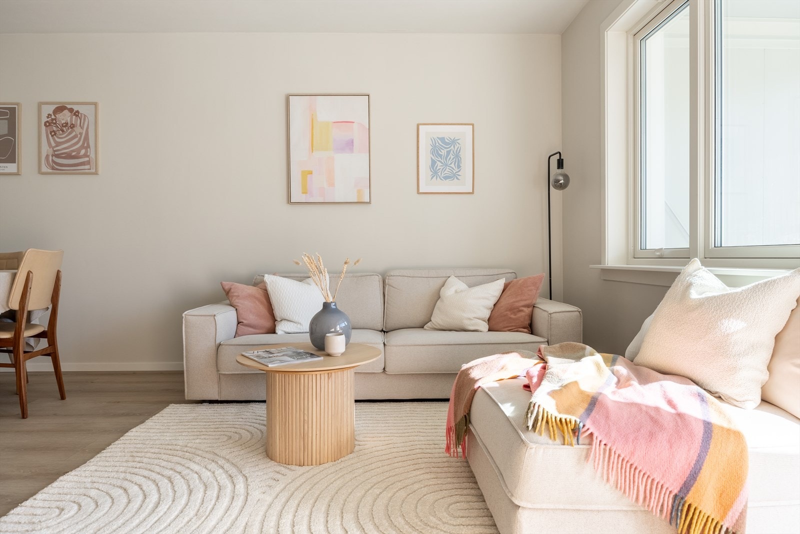 Stuen ble i 2022 malt i lyse og delikate fargetoner og gir en god atmosfære Galleribilde