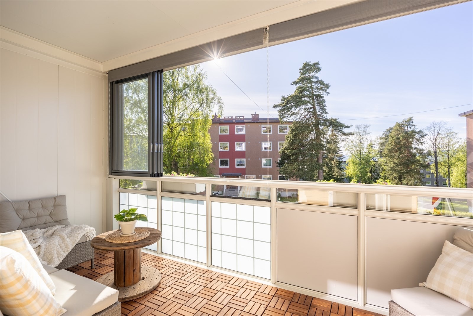 Lys, innbydende og gjennomgående leilighet i meget høy 1. etasje Galleribilde