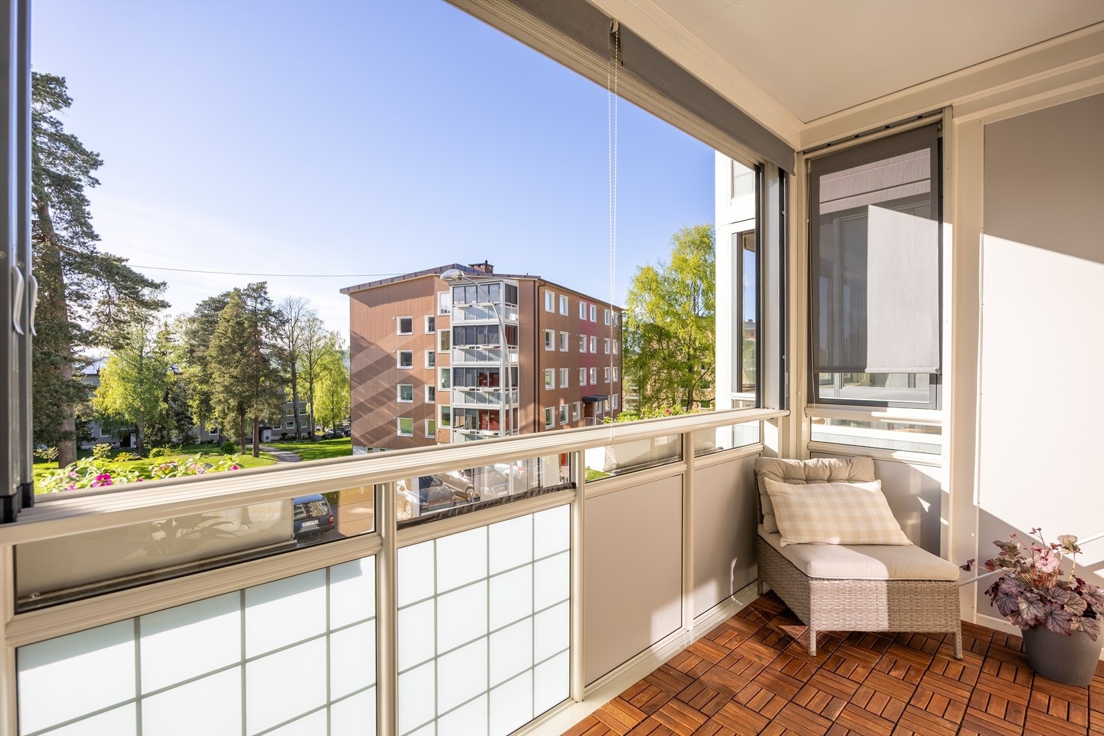 Balkongen er vendt ut mot rolig område og har flott utsyn og lite innsyn Galleribilde