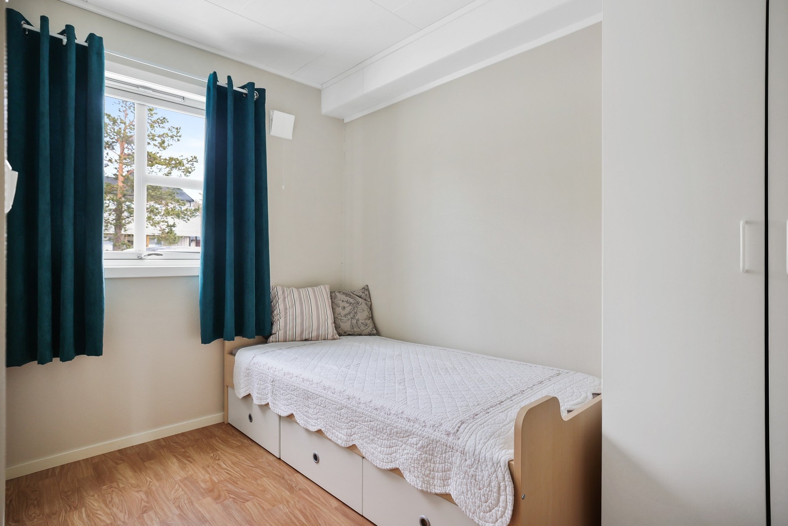 Det andre rommet passer seg ypperlig til barnerom eller kontor. Galleribilde