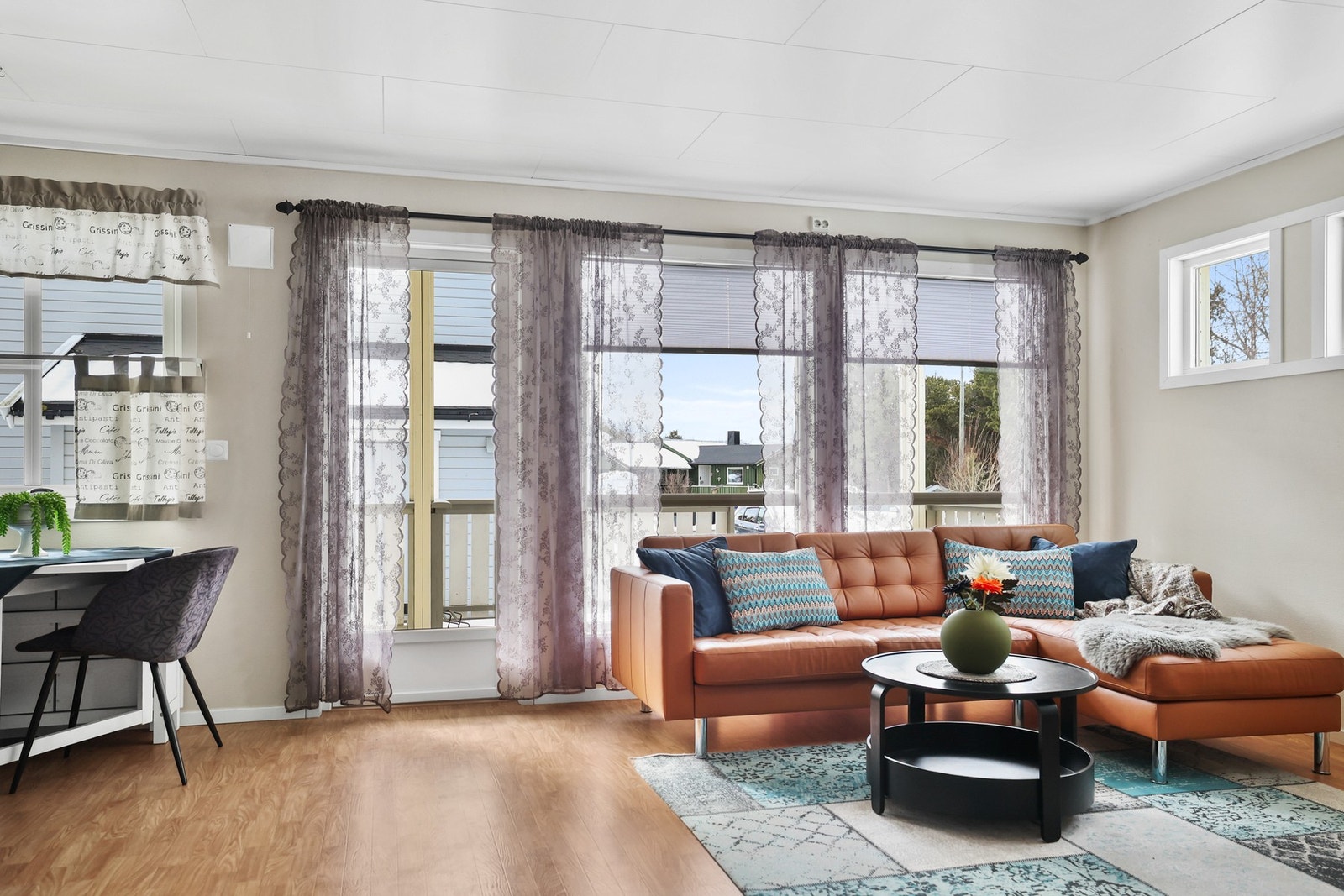 Stuen er lys og innbydende takket være store vinduer som gir rikelig med naturlig lys. Galleribilde