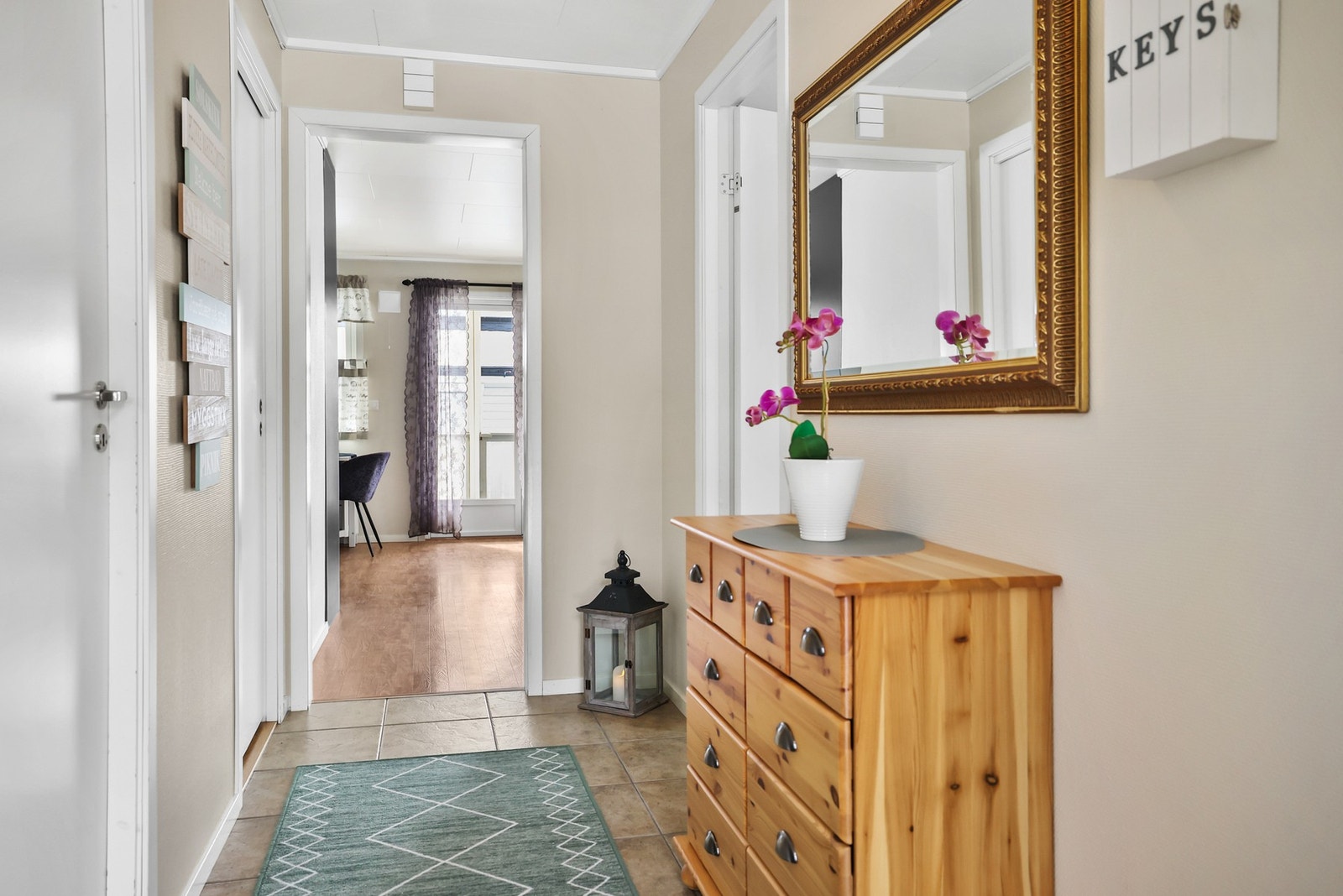 Når du kommer inn i leiligheten, møter du en entré med mulighet for en skohylle Galleribilde