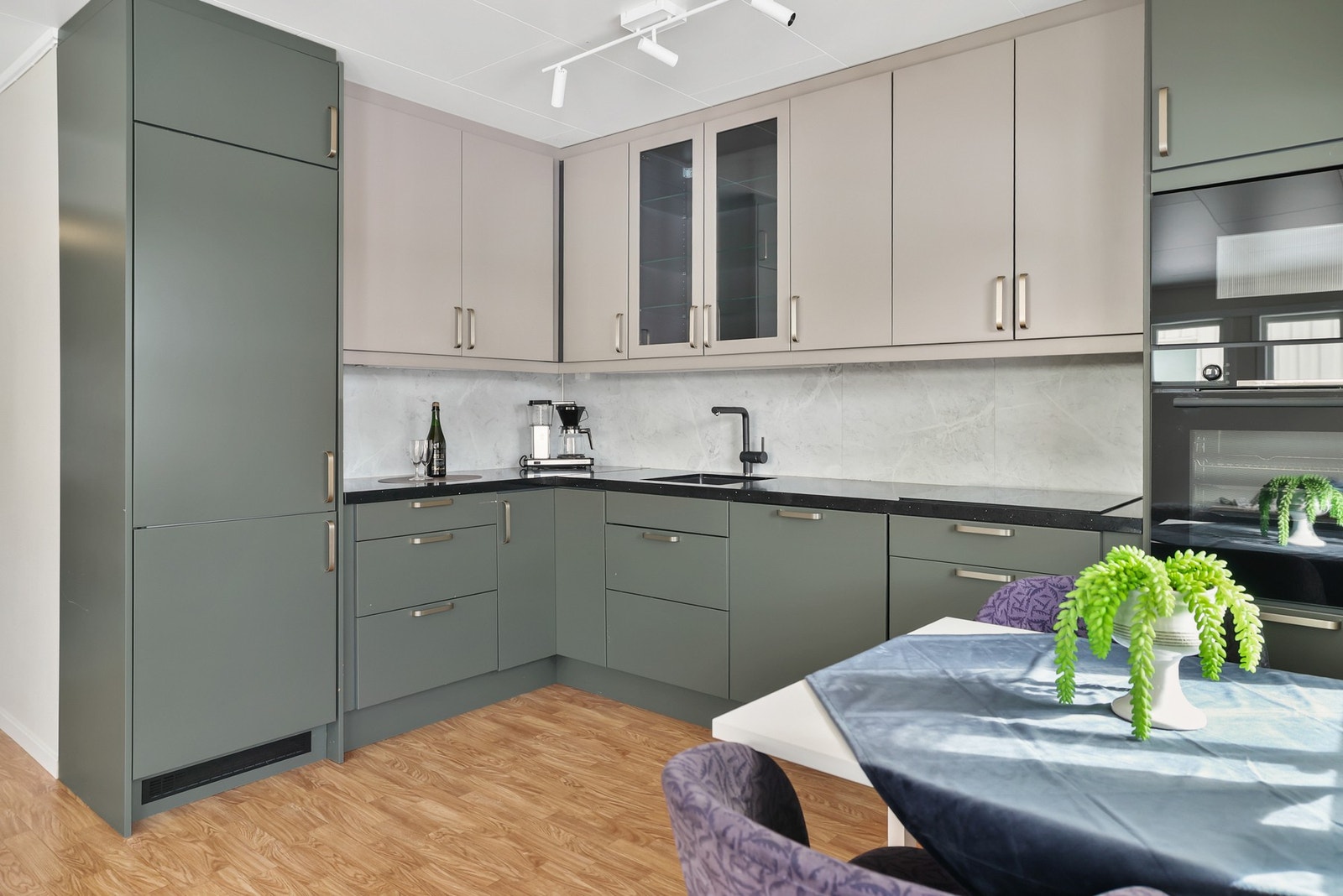 Kjøkkenet, oppgradert i 2021, har en moderne stil med glatte fronter, som gir et stilrent uttrykk. Galleribilde