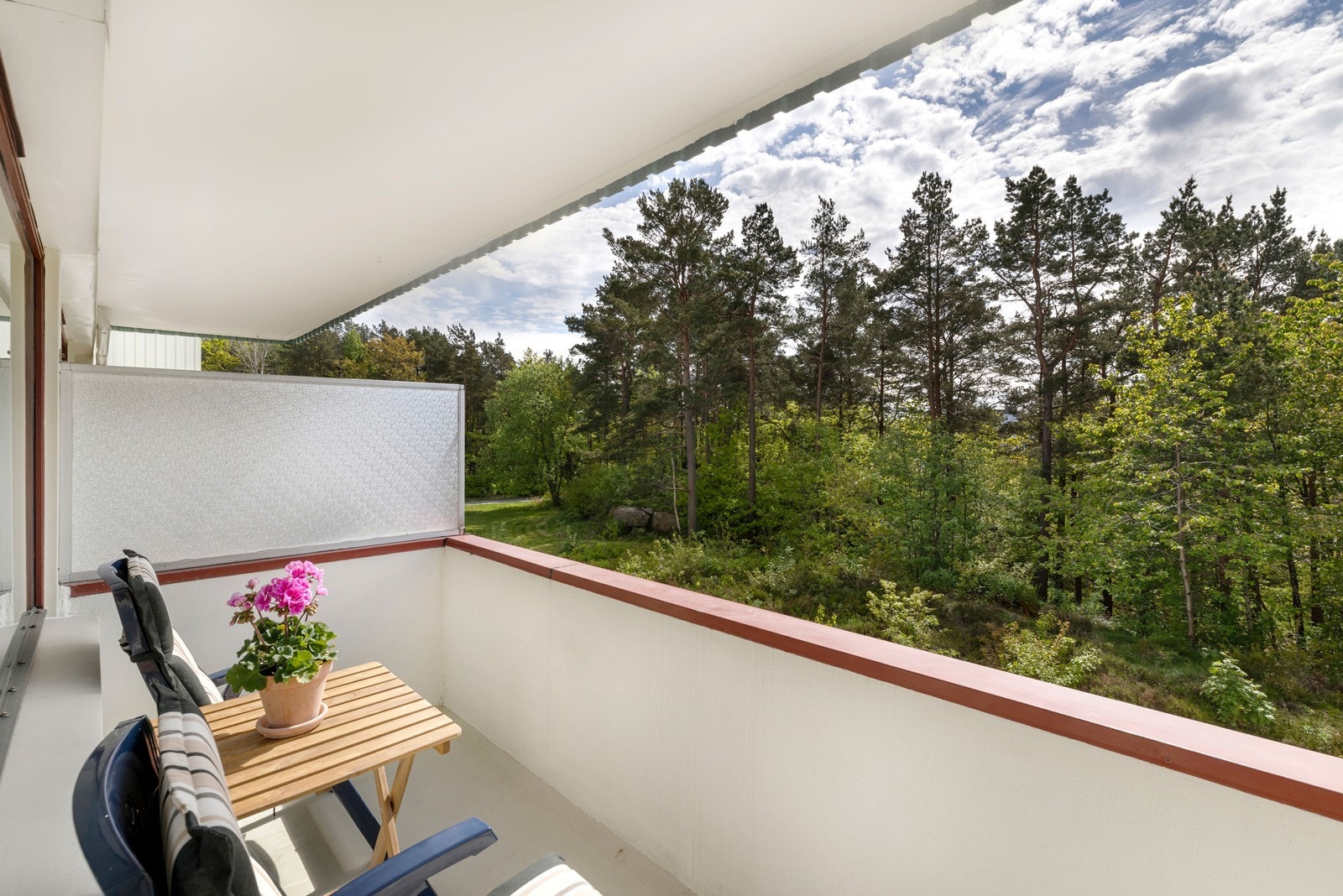 På balkongen sitter du usjenert i kveld- og ettermiddagssolen. Galleribilde
