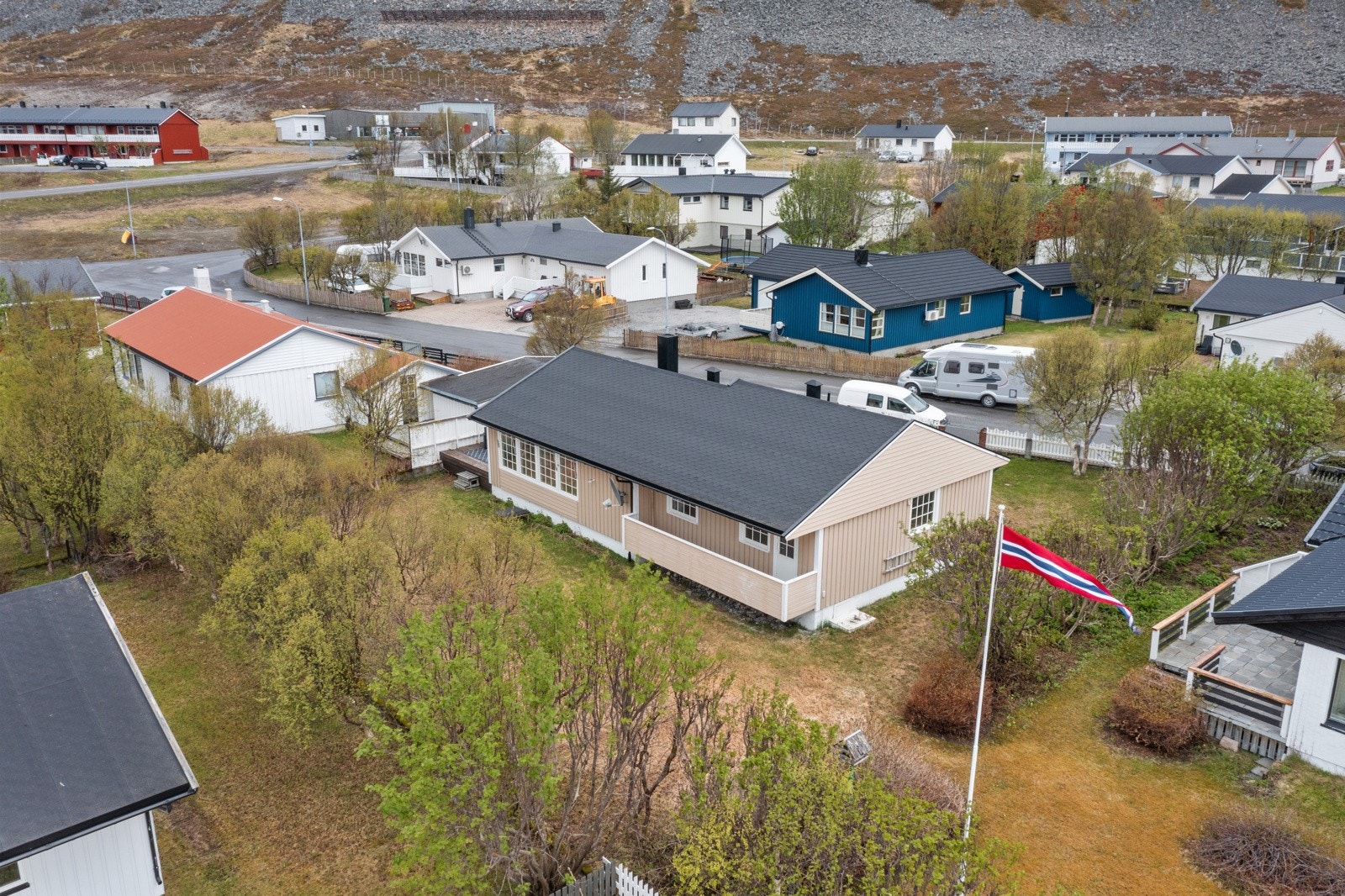 Boligen har nærhet til lekeplass, alpinanlegg, samt tur- og skiløyper oppover Reindalen. Galleribilde
