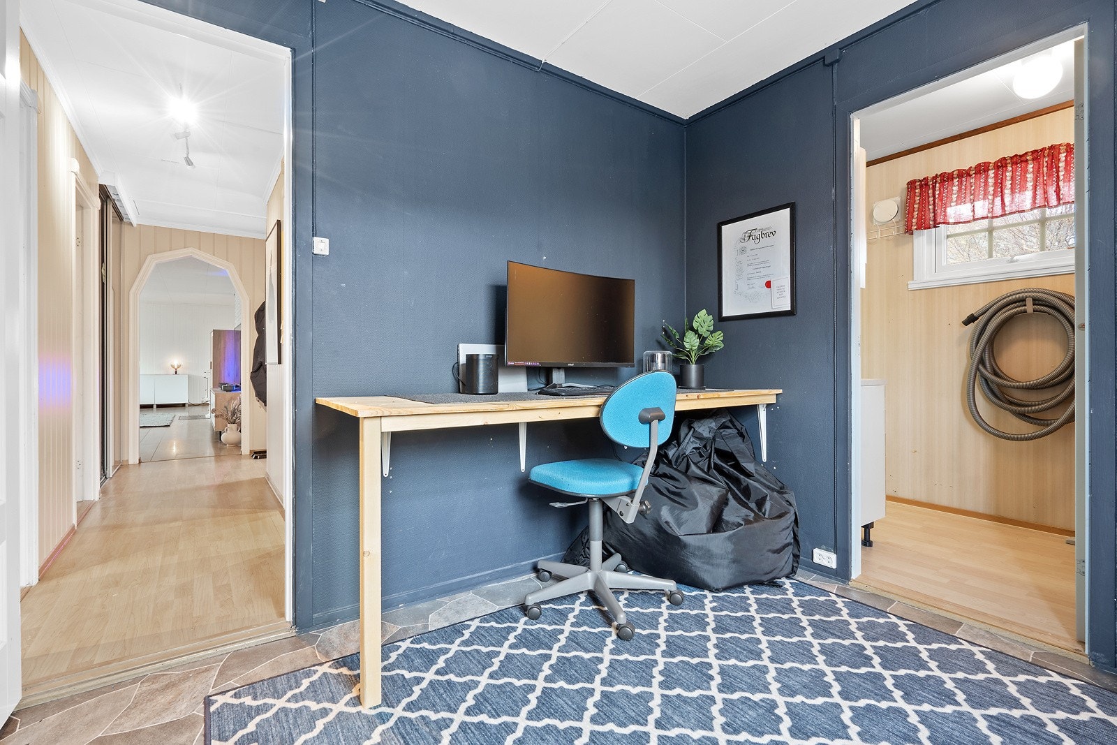 Det tredje soverommet har adkomst til boligens bod i tilknytning inngangspartiet, og brukes per i dag som et kontor. Galleribilde