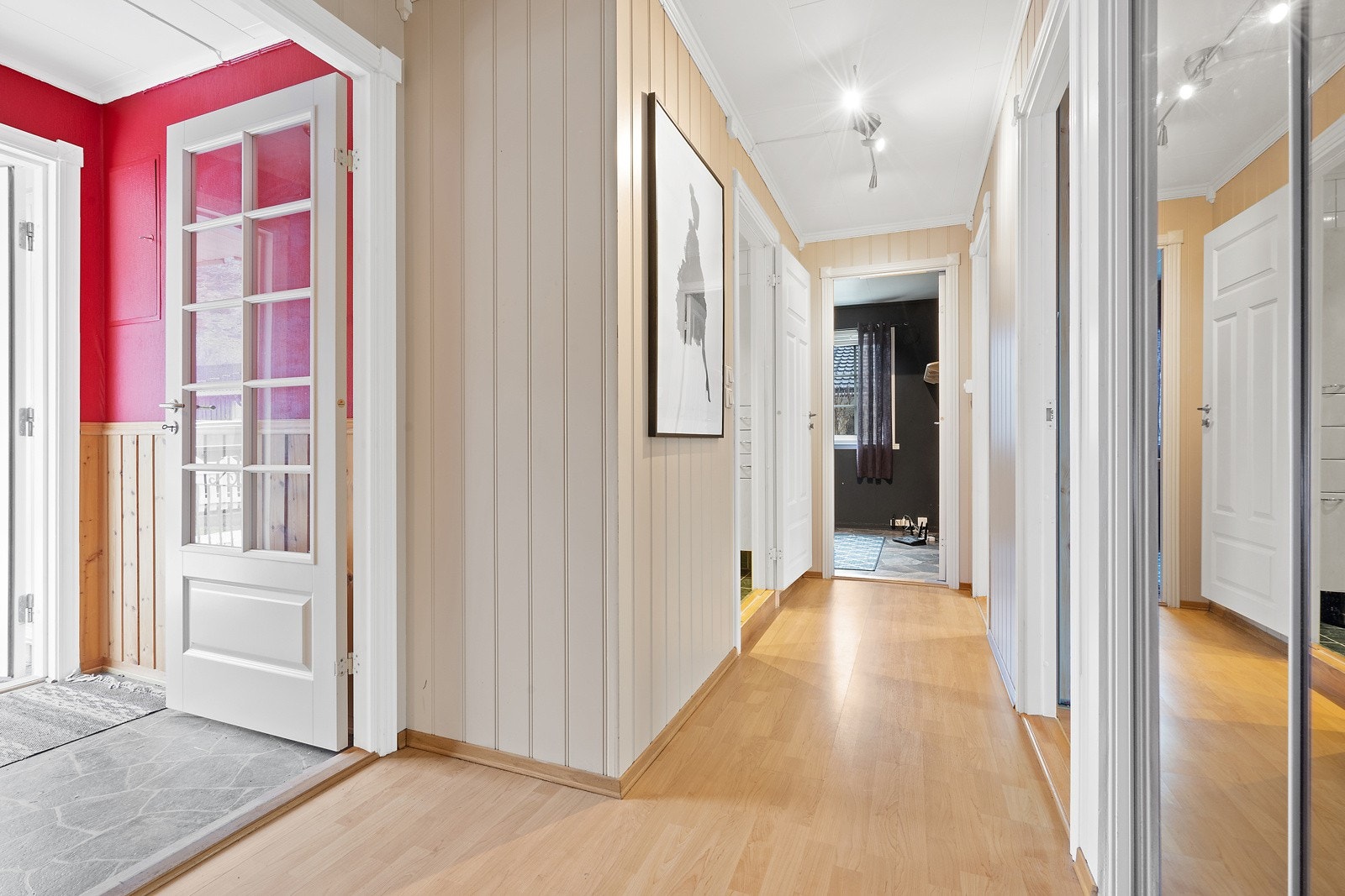 Boligens gang har skyvedørsgarderobe og plass til for eksempel en kommode og øvrig klesoppheng. Galleribilde