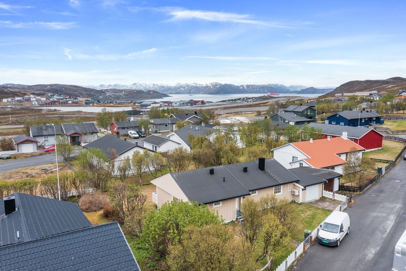Eiendommen ligger i et populært, naturskjønt og barnevennlig boligområde på Prærien, ca. 4,5 km fra Hammerfest sentrum, med kort vei til barneskole, barnehager og flotte turområder. Galleribilde