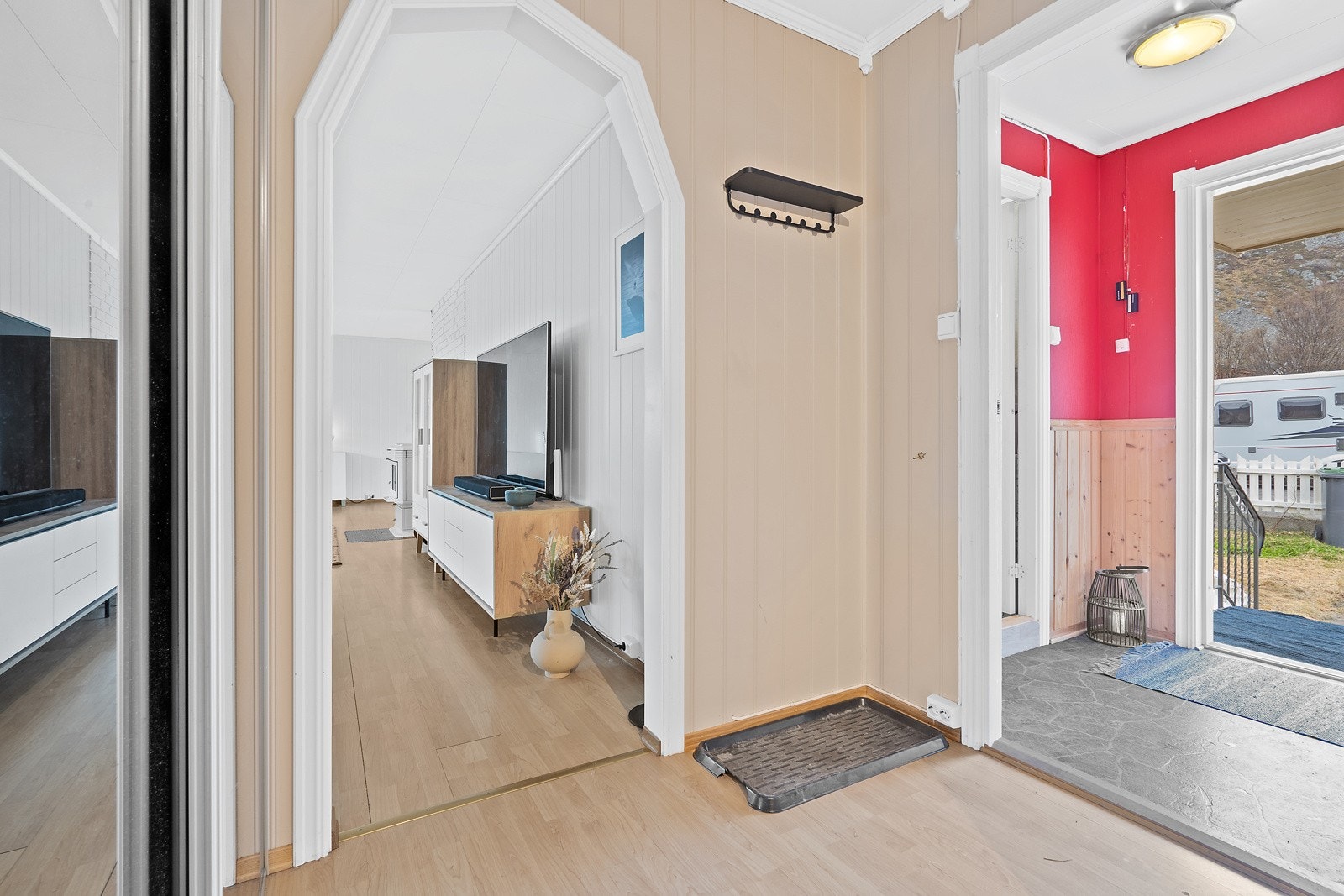 Inn til boligen og før du kommer inn i gangen finner du et praktisk vindfang med adkomst til boligens vaskerom. Galleribilde