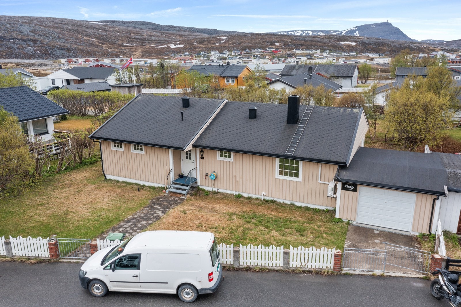 Måneveien har nærhet til et godt utvalg av daglige servicetilbud. Dagligvarehandelen kan gjøres ved bl.a. Rema 1000 Fuglenes og Kiwi. Galleribilde