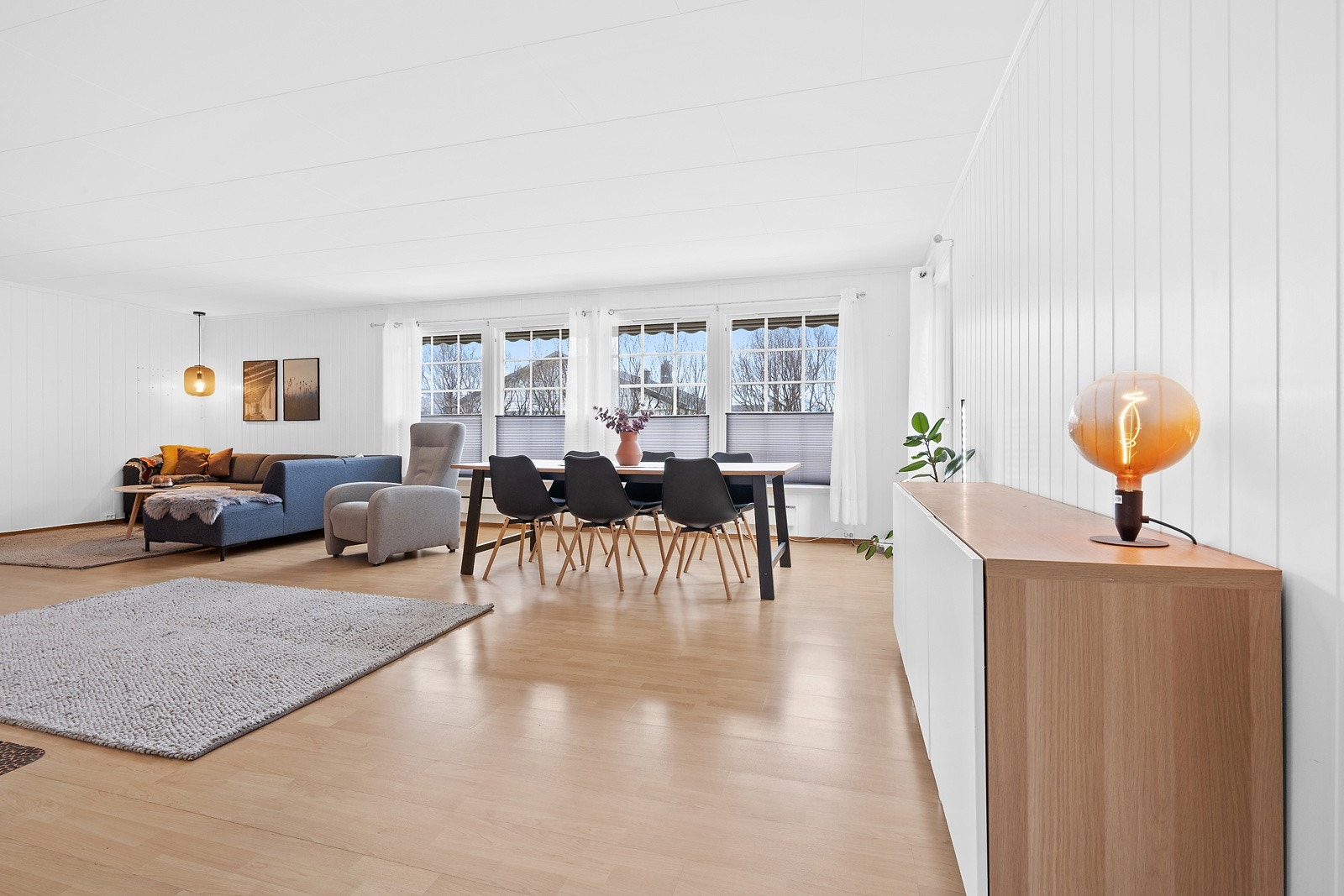 Inn til boligens stuedel møter du en lys, romslig og svært luftig del av boligen. Her er det 4 store vindusflater samt terrassedør som lyser opp rommet med moderne plisségardiner som gir det muligheten til å dempe lysinnslippet og innsyn fra utsiden. Galleribilde