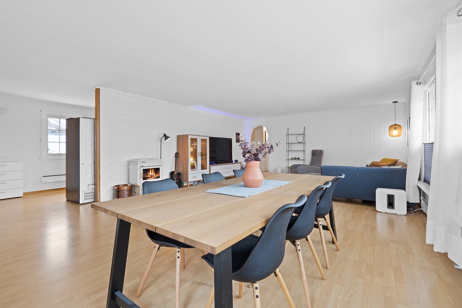 Stuen gir deg mange muligheter for hvordan du ønsker å innrede, men dagens løsning utnytter planløsningen godt med spisestue nærmere kjøkkenet og sofakrok ved inngangen til stuen. Galleribilde