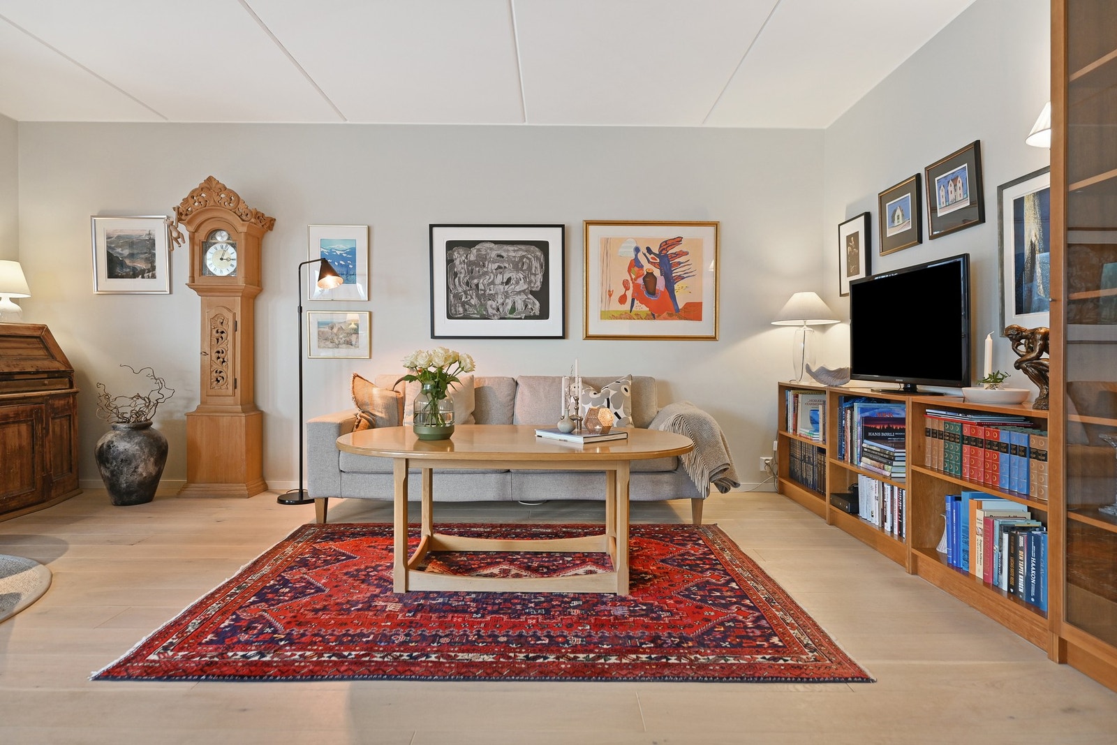 Tv og internett, varmtvann og vannbåren gulvvarme er inkludert i husleien. Derav har leiligheten veldig rimelige bokostnader. Galleribilde