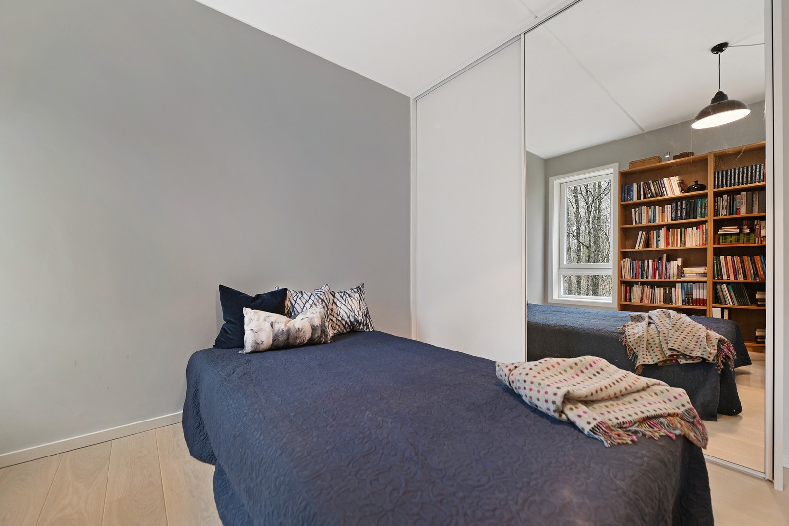 Hovedsoverommet har skyvedørsgarderobe. Galleribilde