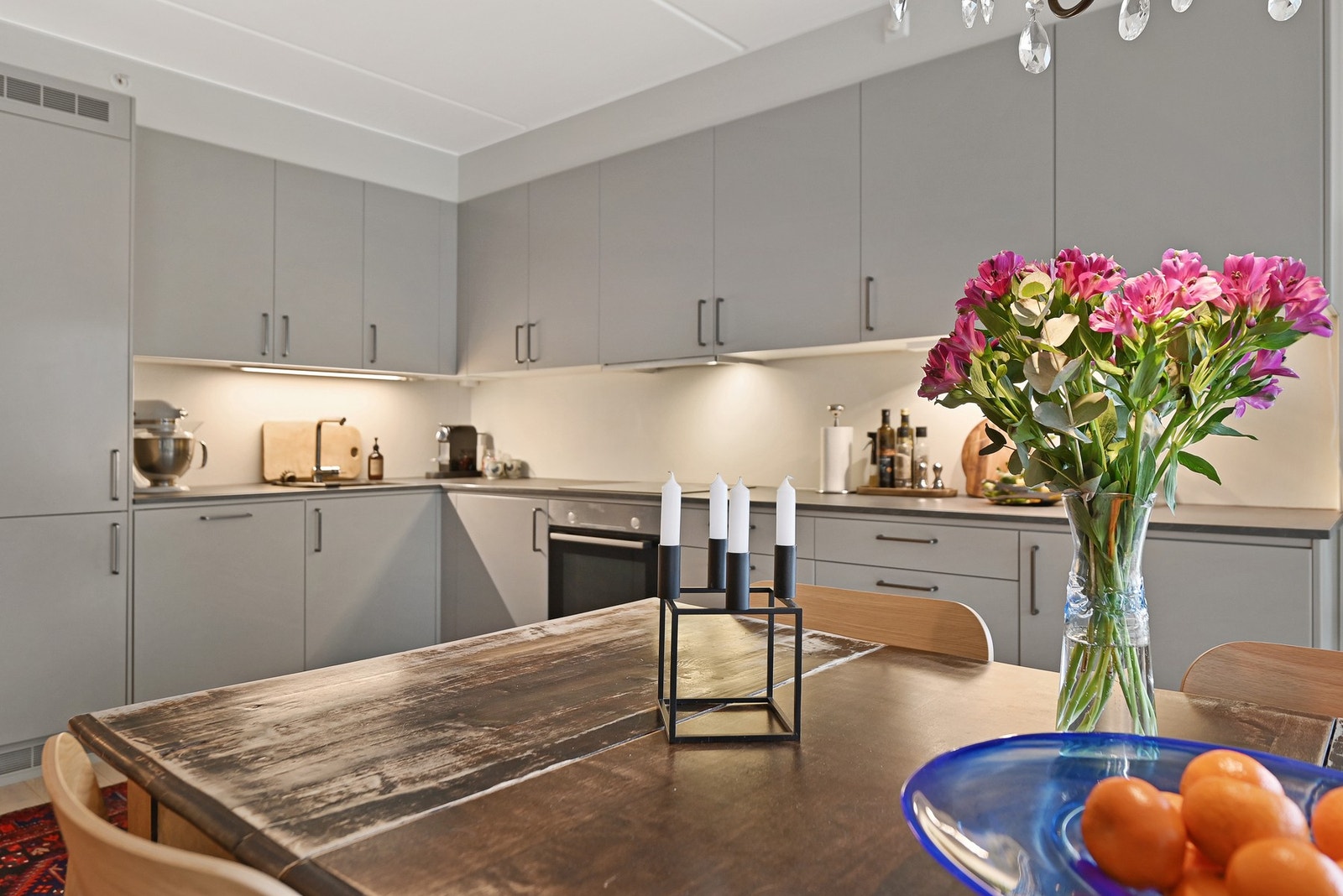 Her har du et arbeidsvennlig kjøkken i med overskap, gode løsninger og fin plassutnyttelse for deg som er glad i å lage mat. Galleribilde