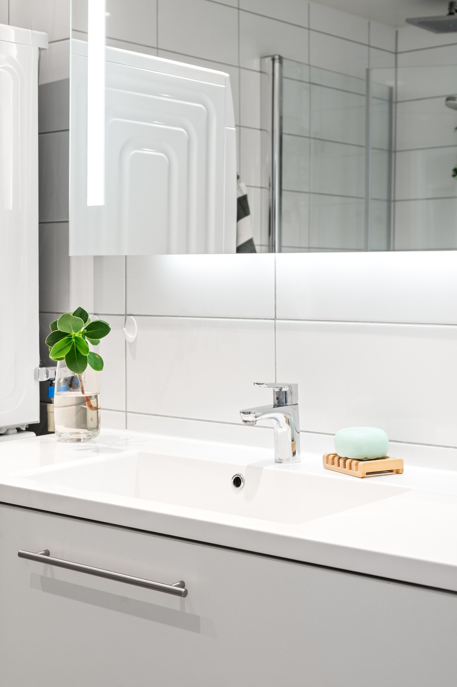 Det er opplegg for vaskemaskin og tørketrommel på badet. Galleribilde