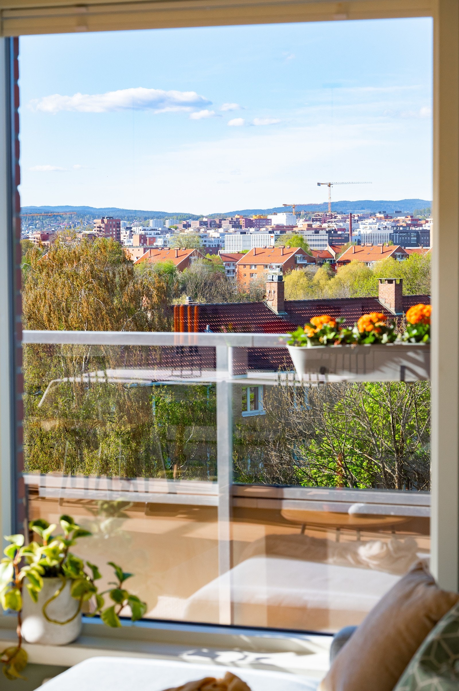 Det er store vindusflater med elektriske screens i stuen. Galleribilde