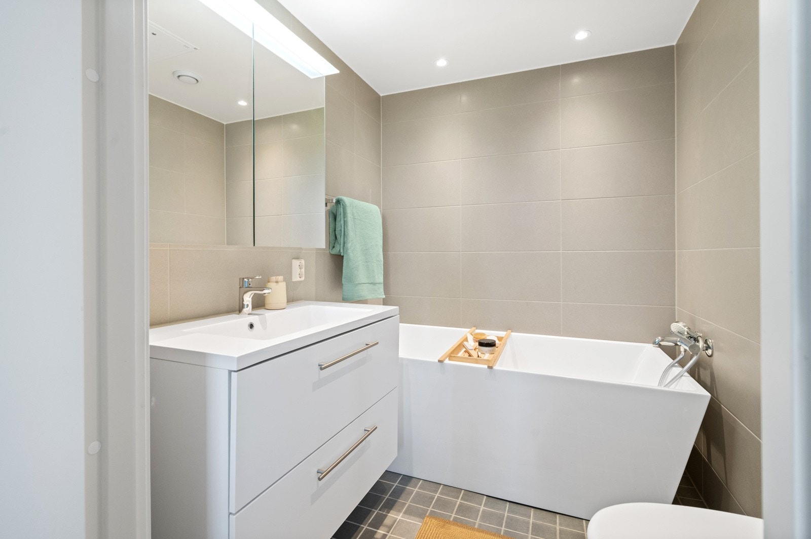 Badet er flislagt med vannbåren varme i gulv. Galleribilde