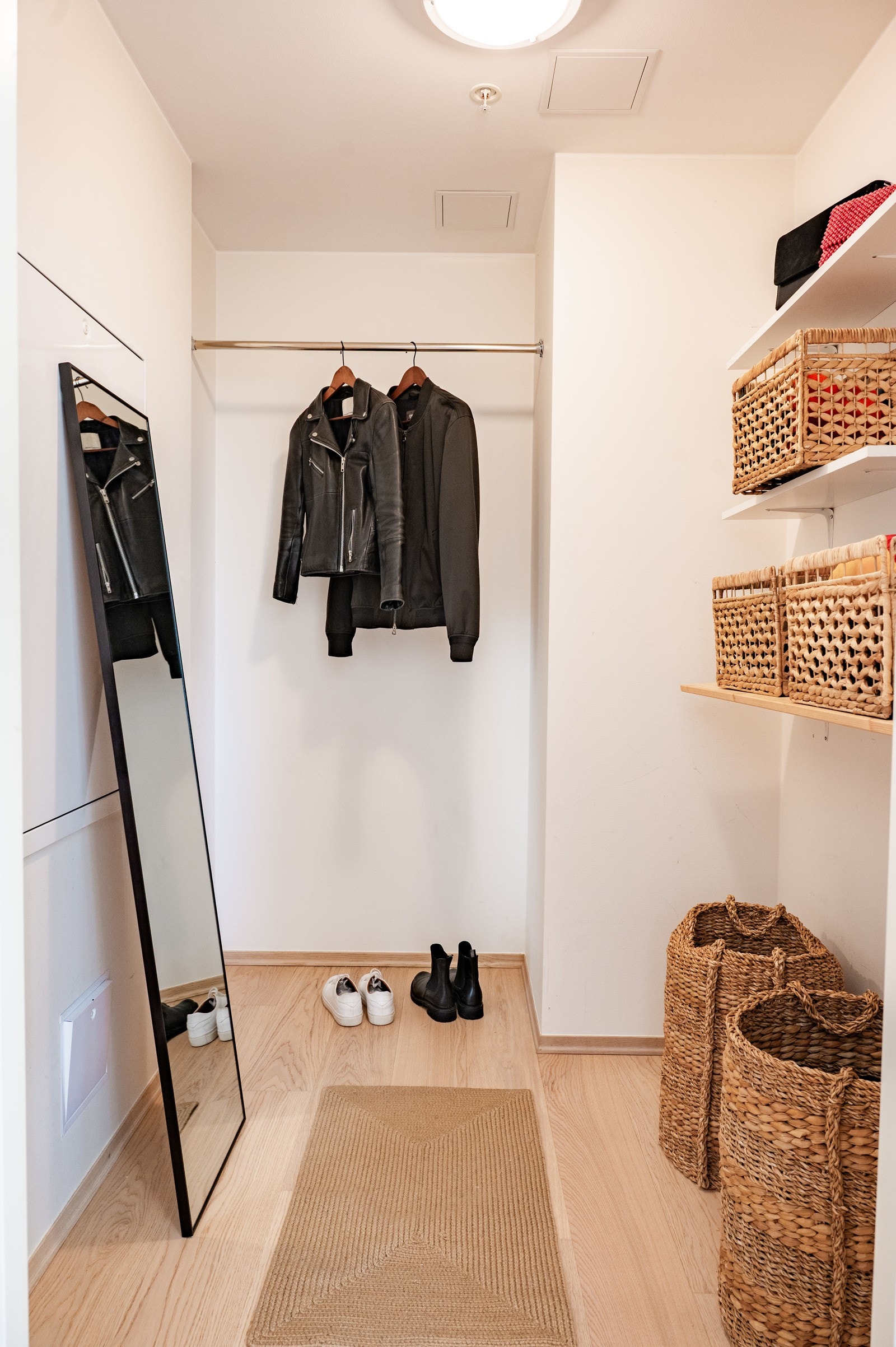 Organisert garderobe med kurver og hengere. Galleribilde