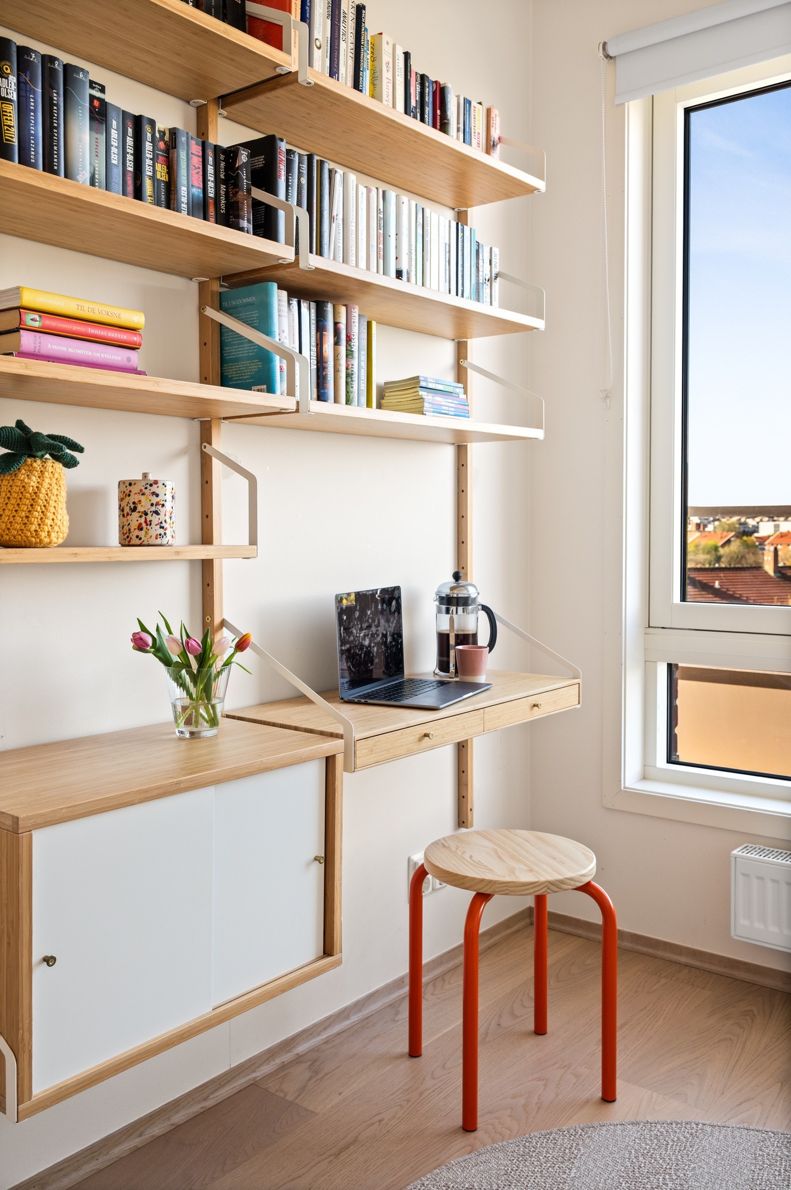 Hyggelig hjørne med skrivebord og bokhyller. Galleribilde