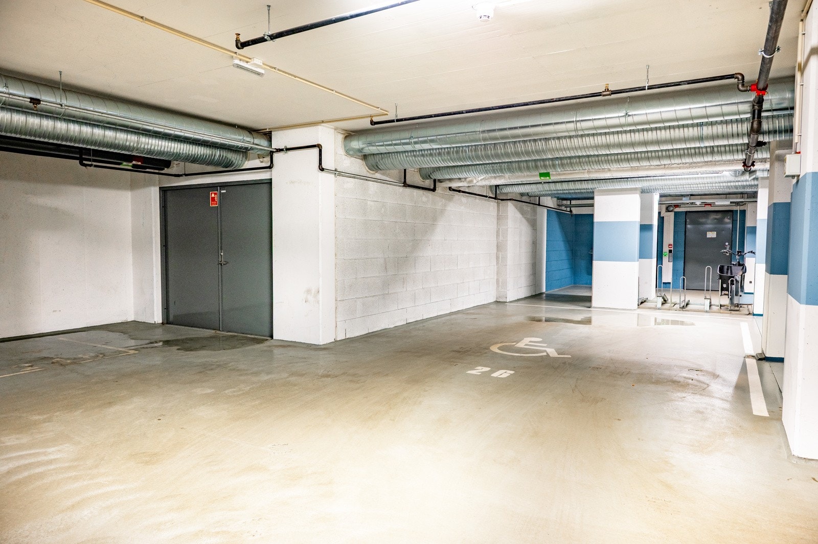 Leiligheten har en stor parkeringsplass i felles avlåst parkeringsanlegg - Plassen ligger praktisk plassert nærmest heisen. Galleribilde