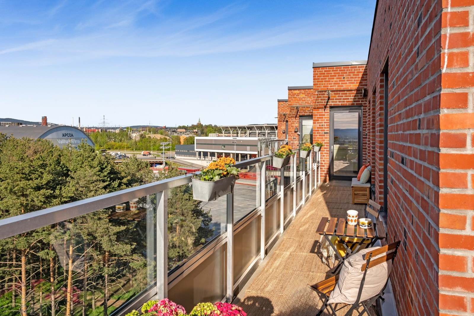 Balkongen er på hele 25 m² og rommer flere sittegrupper i forskjellige soner. Galleribilde