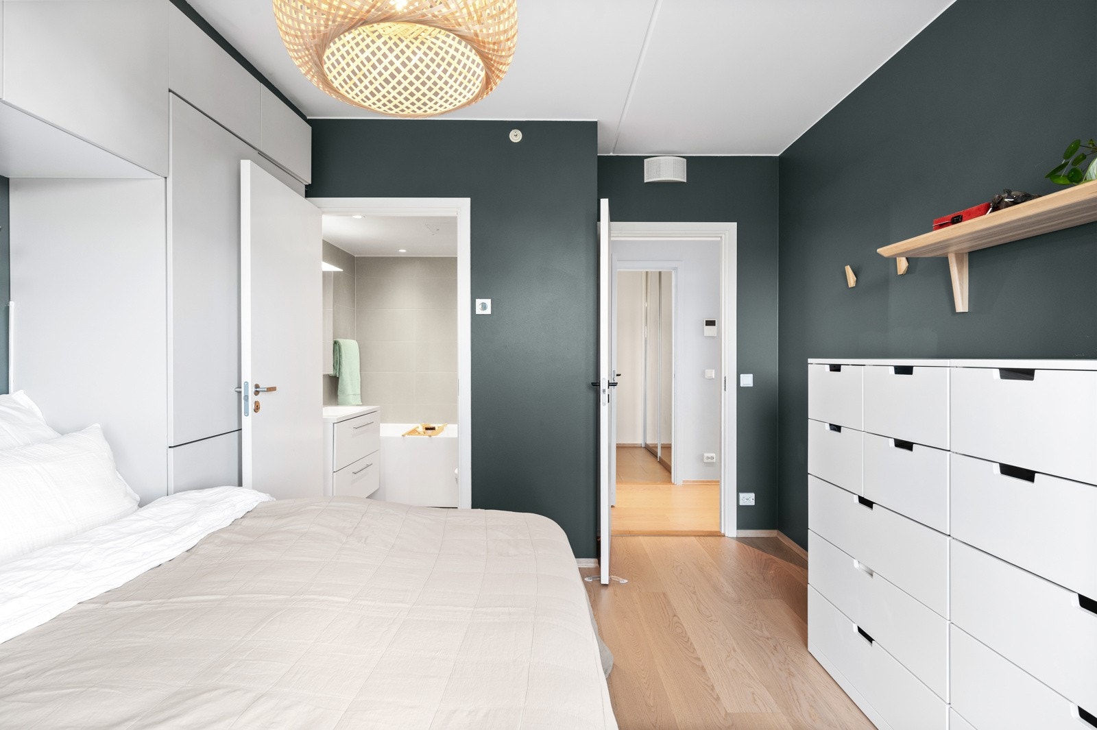 Hovedsoverom har inngang til eget lite bad. Galleribilde