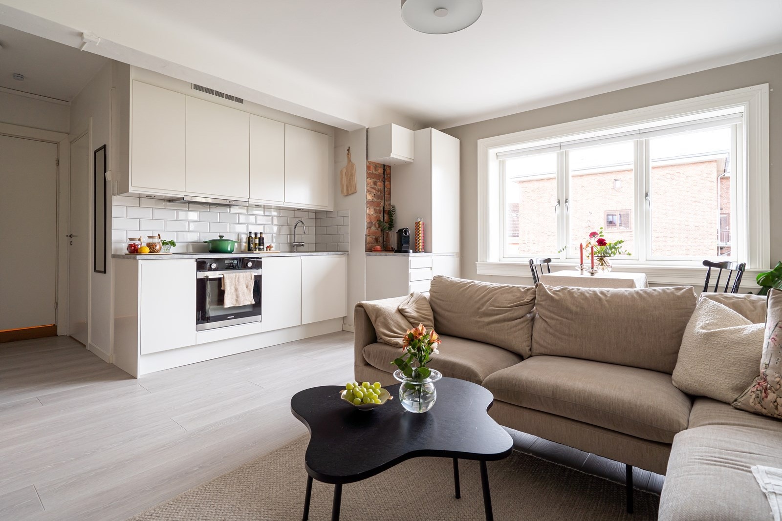 Store vindusflater (2021) som bidrar til en ekstra romslig romfølelse. Galleribilde