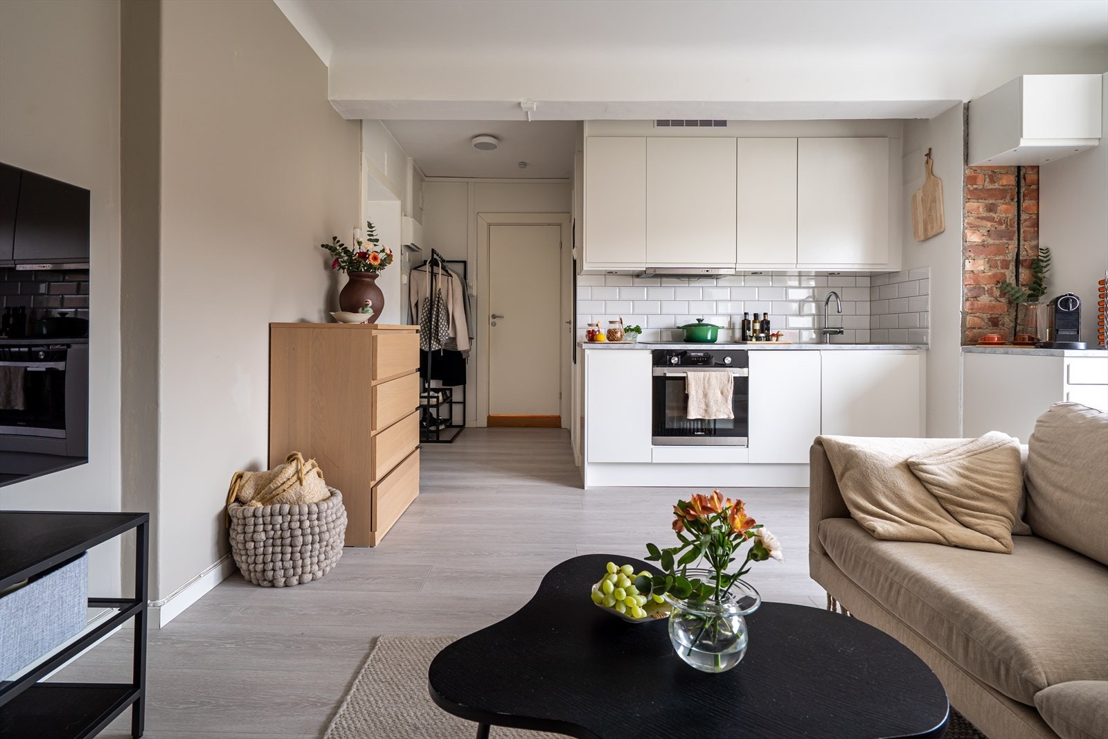 Kjøkkeninnredningen fra HTH (2019) er takhøy og moderne med hvite, glatte fronter og laminat benkeplate. Galleribilde