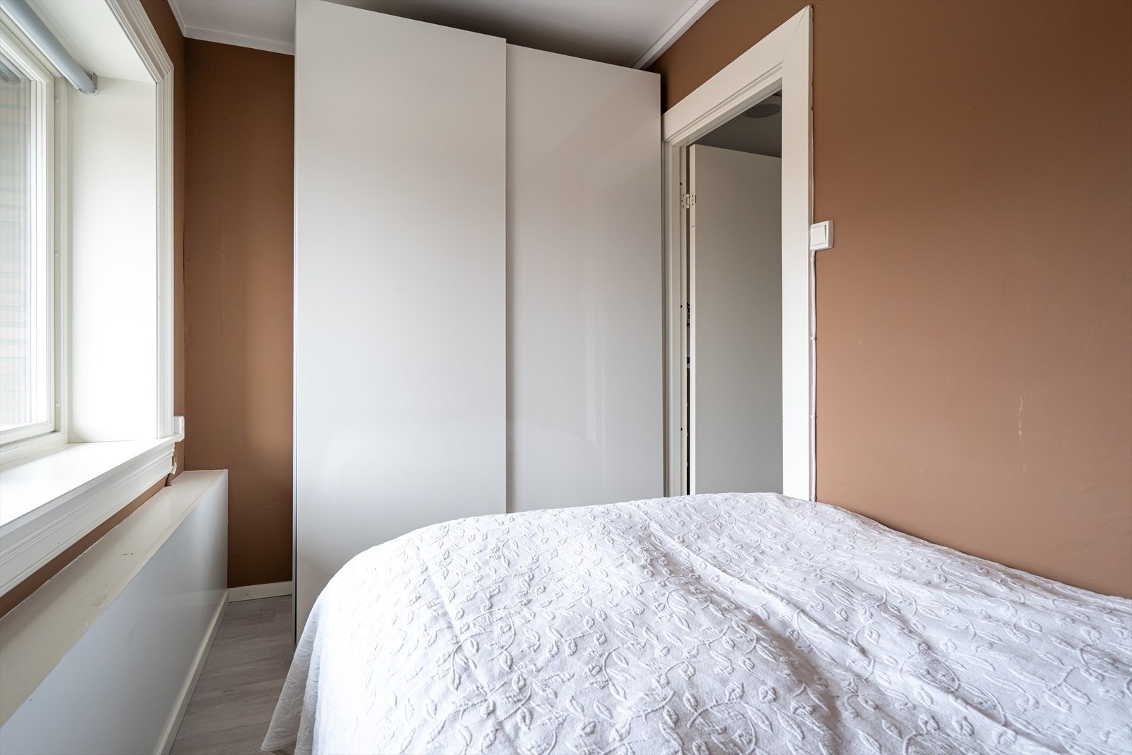 Soverommet er av god størrelse, med plass til dobbeltseng og nattbord. Galleribilde