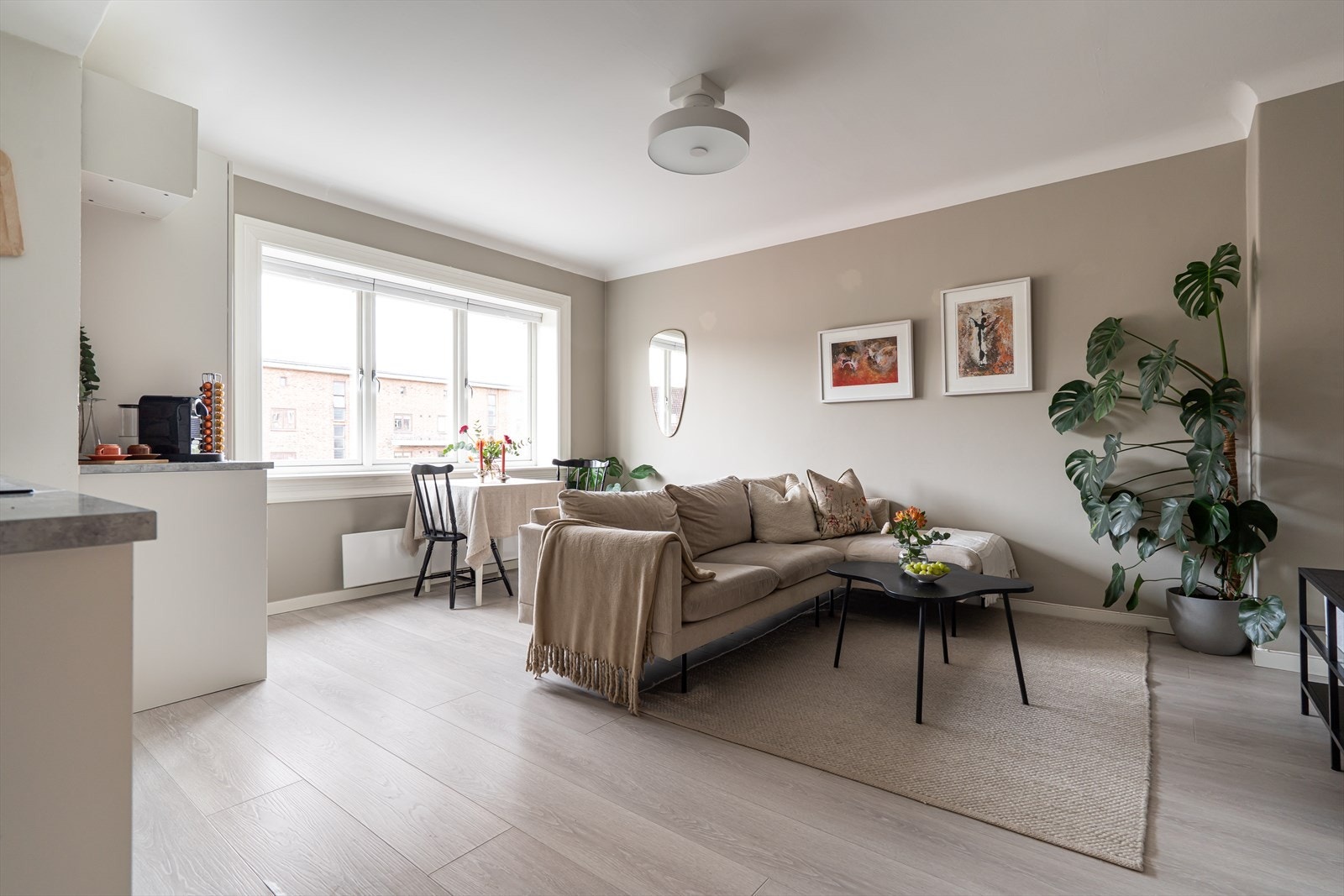 Stuen og kjøkkenet utgjør et lyst og sosialt allrom med åpen løsning. Galleribilde