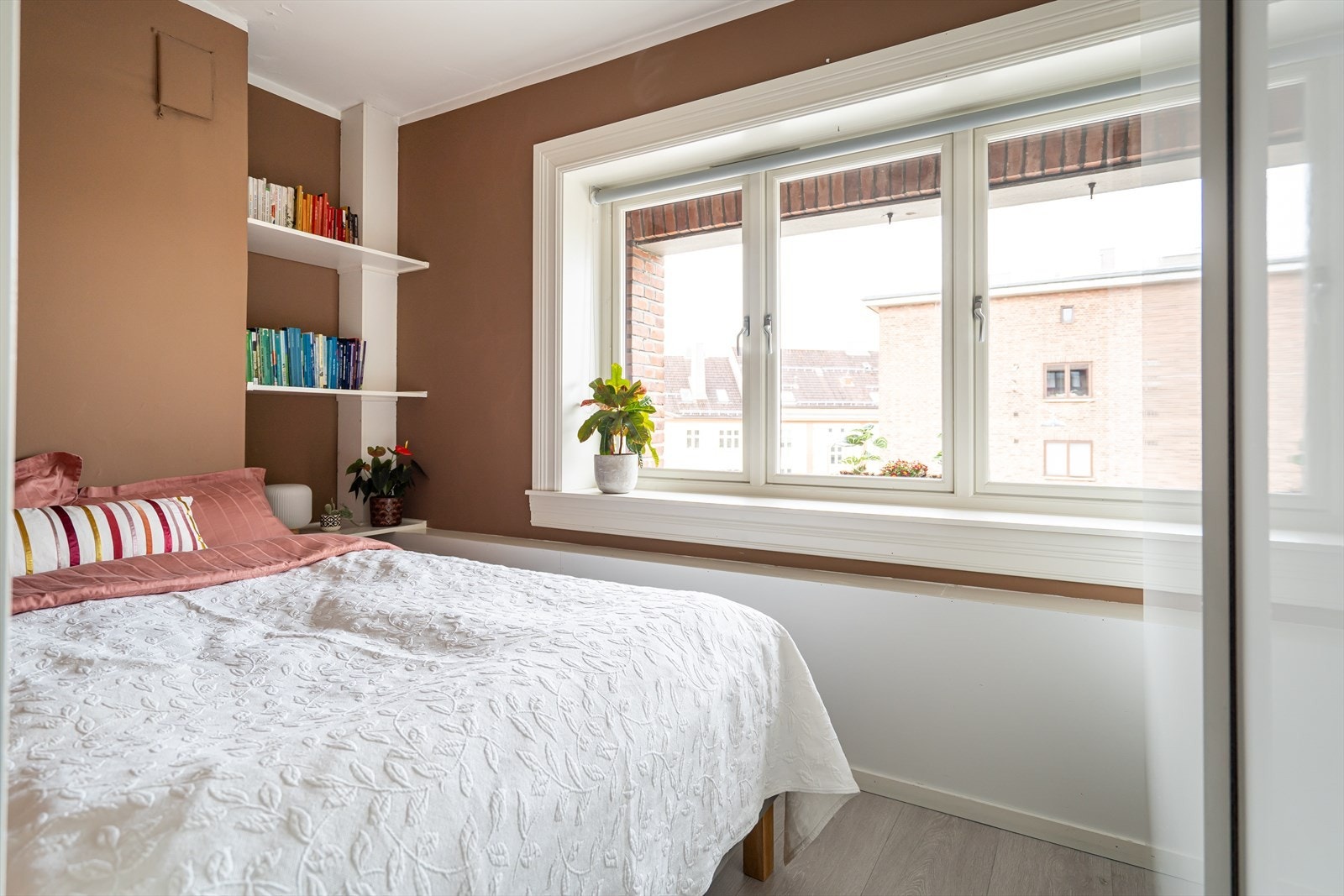 Her finner man også et garderobeskap med folierte fronter for oppbevaring. Galleribilde